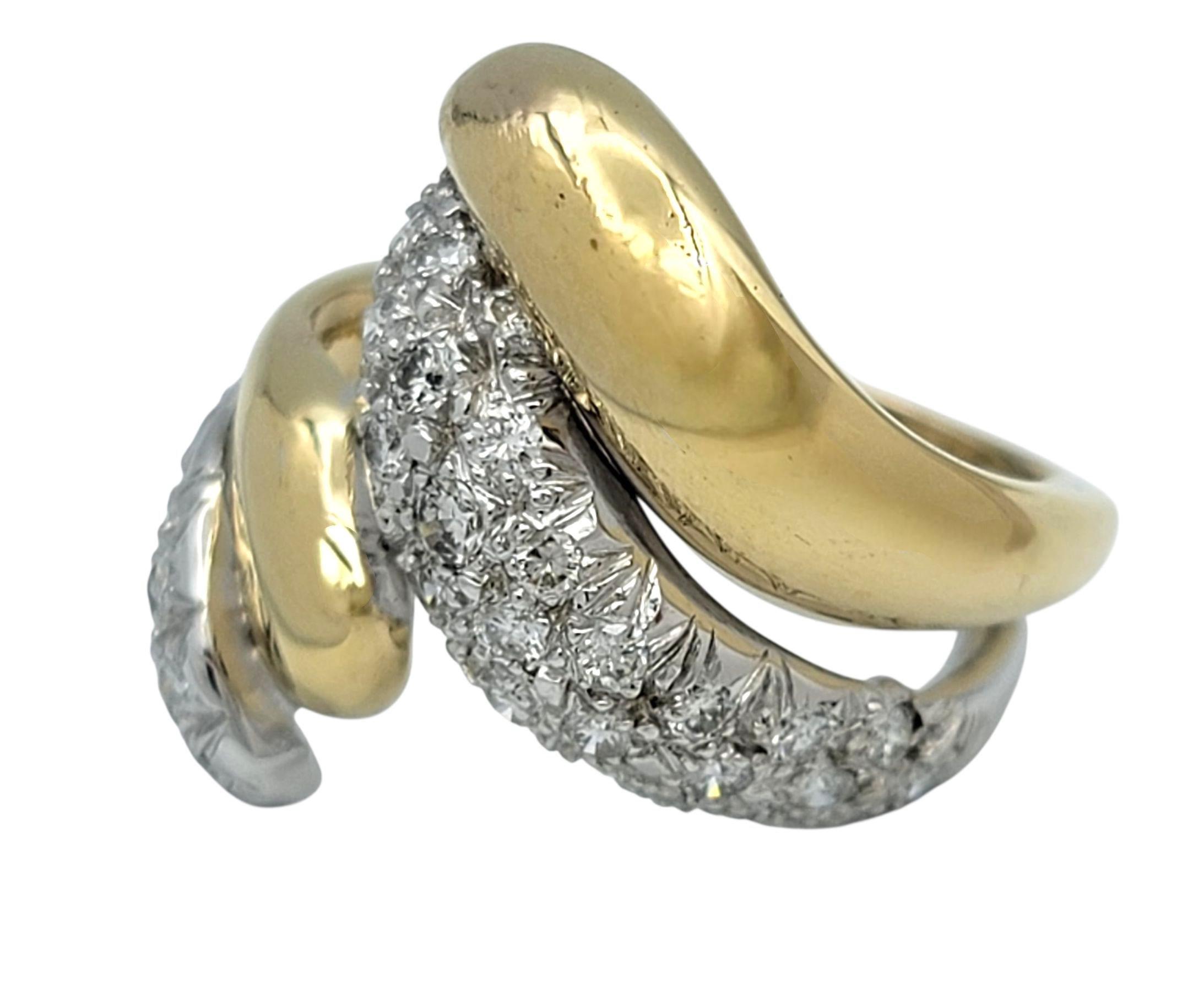 Anillo de cóctel estilo bypass con pavé de diamantes en oro de 14 quilates bicolor en Bueno estado para la venta en Scottsdale, AZ
