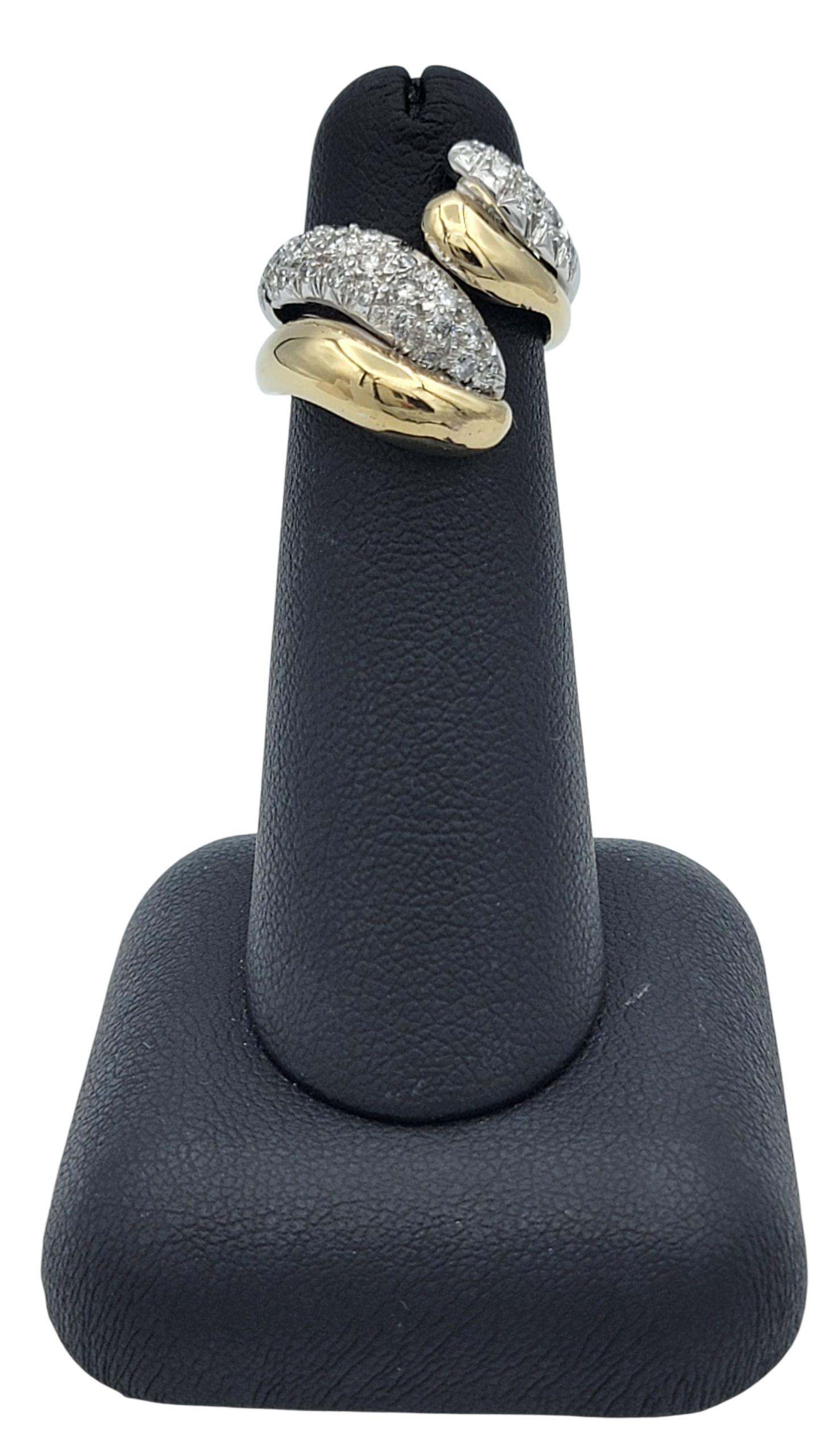 Anillo de cóctel estilo bypass con pavé de diamantes en oro de 14 quilates bicolor en venta 3