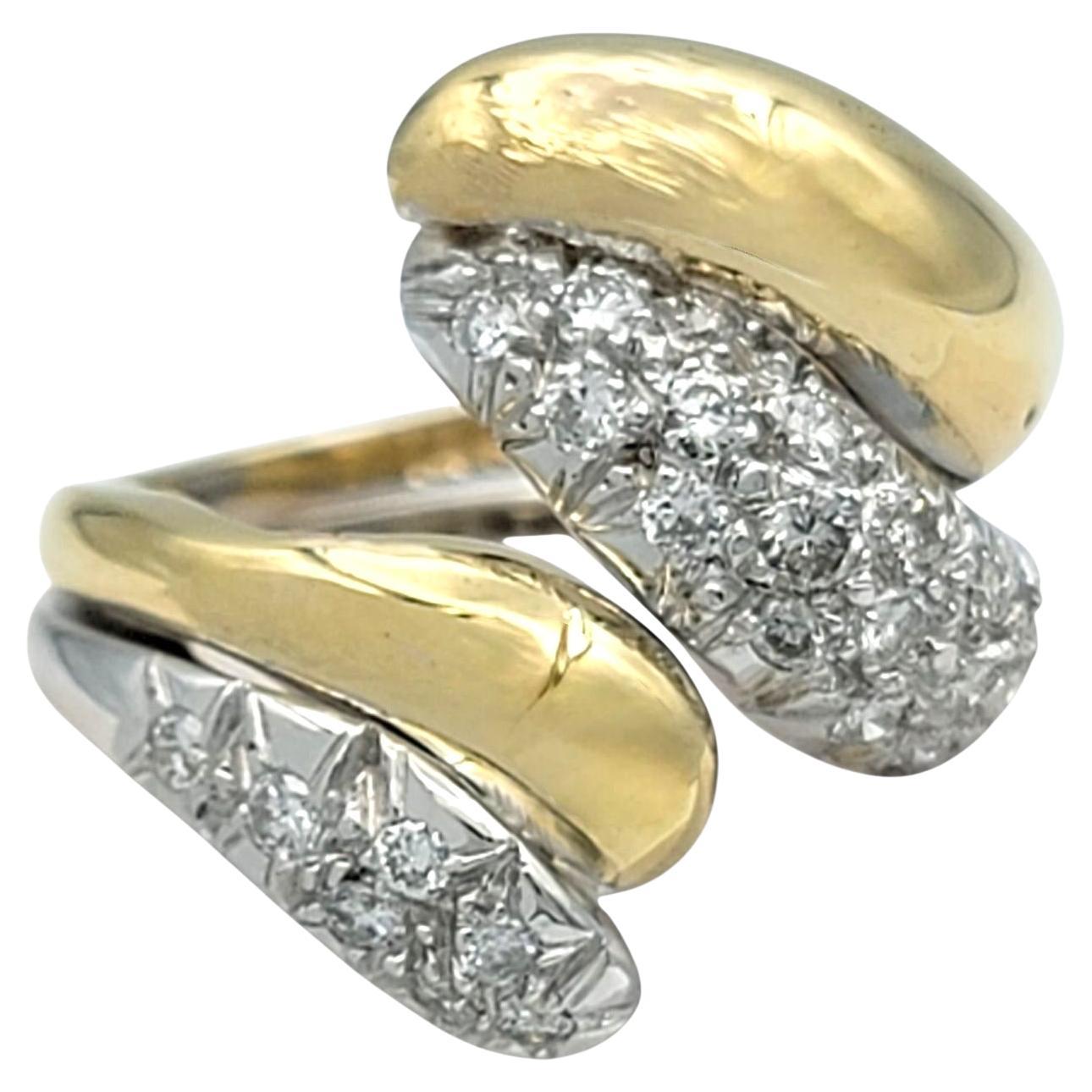 Anillo de cóctel estilo bypass con pavé de diamantes en oro de 14 quilates bicolor en venta
