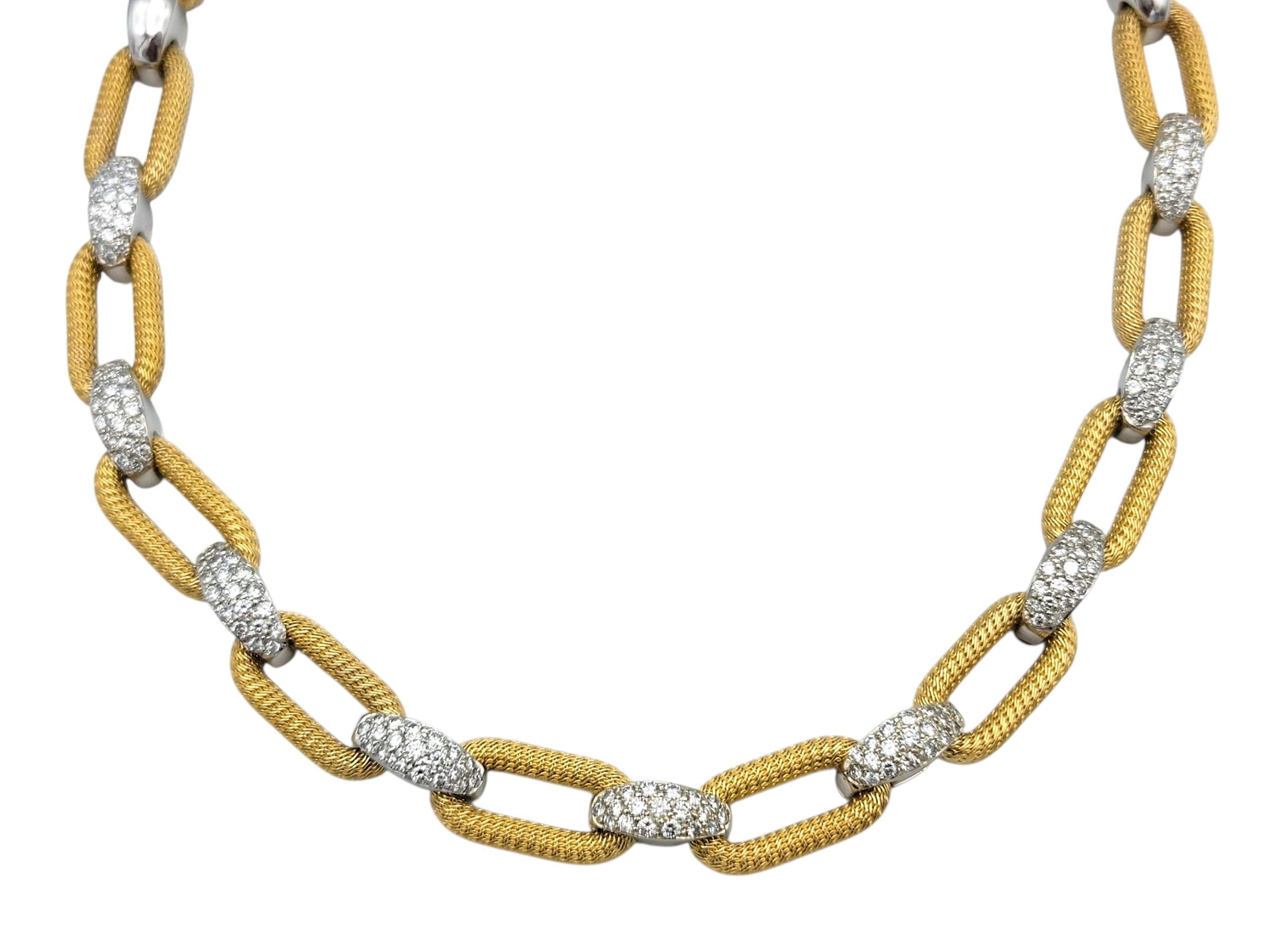 Diese elegante Halskette ist aus 18 Karat Gelb- und Weißgold gefertigt und besteht aus abwechselnden Büroklammergliedern. Die kühnen Glieder sind mit runden Diamanten im Brillantschliff akzentuiert und verleihen der modernen, geometrischen