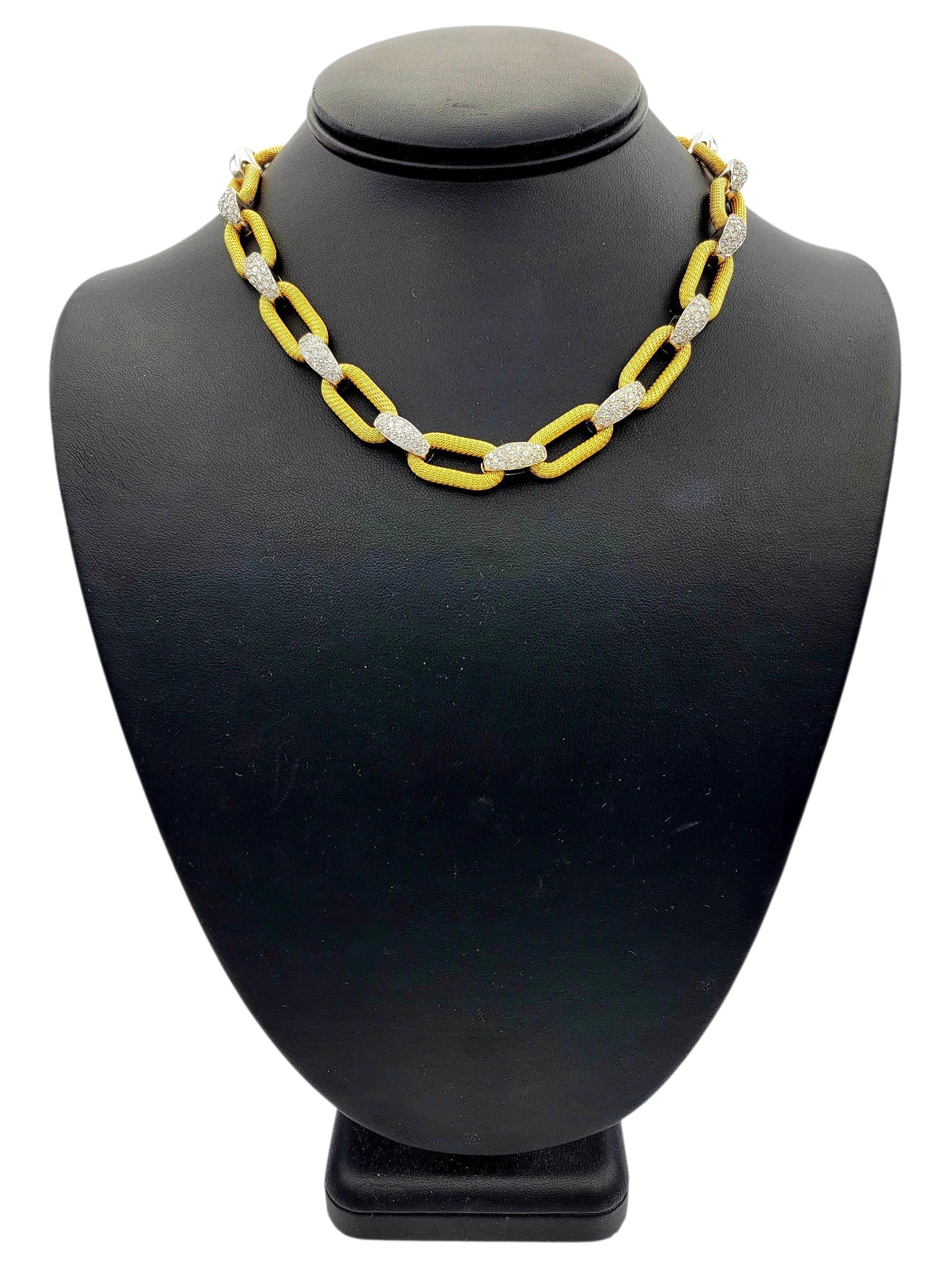 Pavé-Diamant-Büroklammer-Gliederhalskette aus strukturiertem 18 Karat Gelbgold im Angebot 3