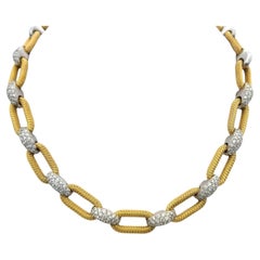 Pavé-Diamant-Büroklammer-Gliederhalskette aus strukturiertem 18 Karat Gelbgold