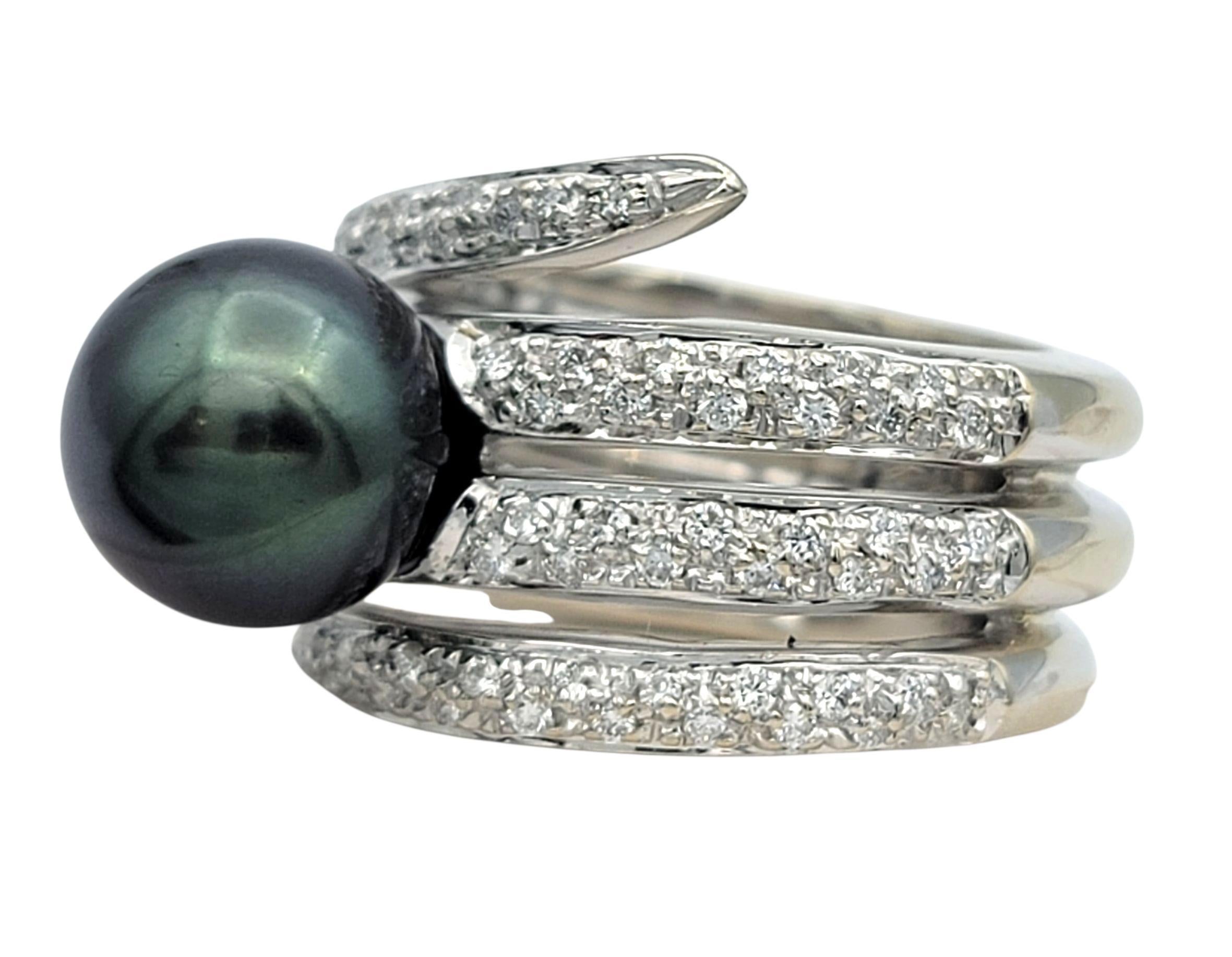 Misura dell'anello: 7

Questo sorprendente anello da cocktail è caratterizzato da un'accattivante perla nera che emana un fascino misterioso. Il taglio rotondo della perla nera ne esalta la naturale lucentezza e profondità. Intorno alla perla, la