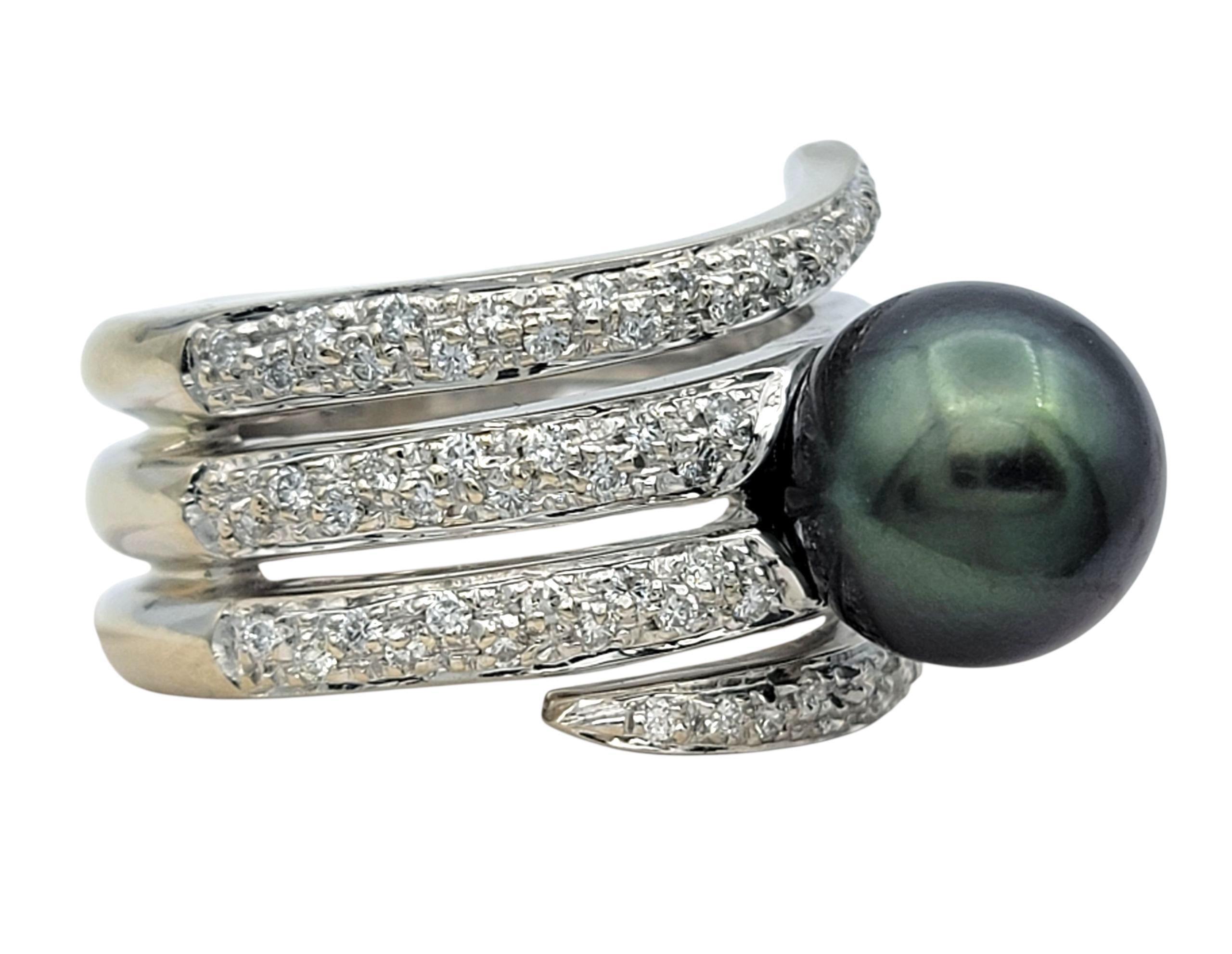 Contemporaneo Anello a fascia larga con diamante Pavé e perla di Tahiti in oro bianco 18 carati in vendita