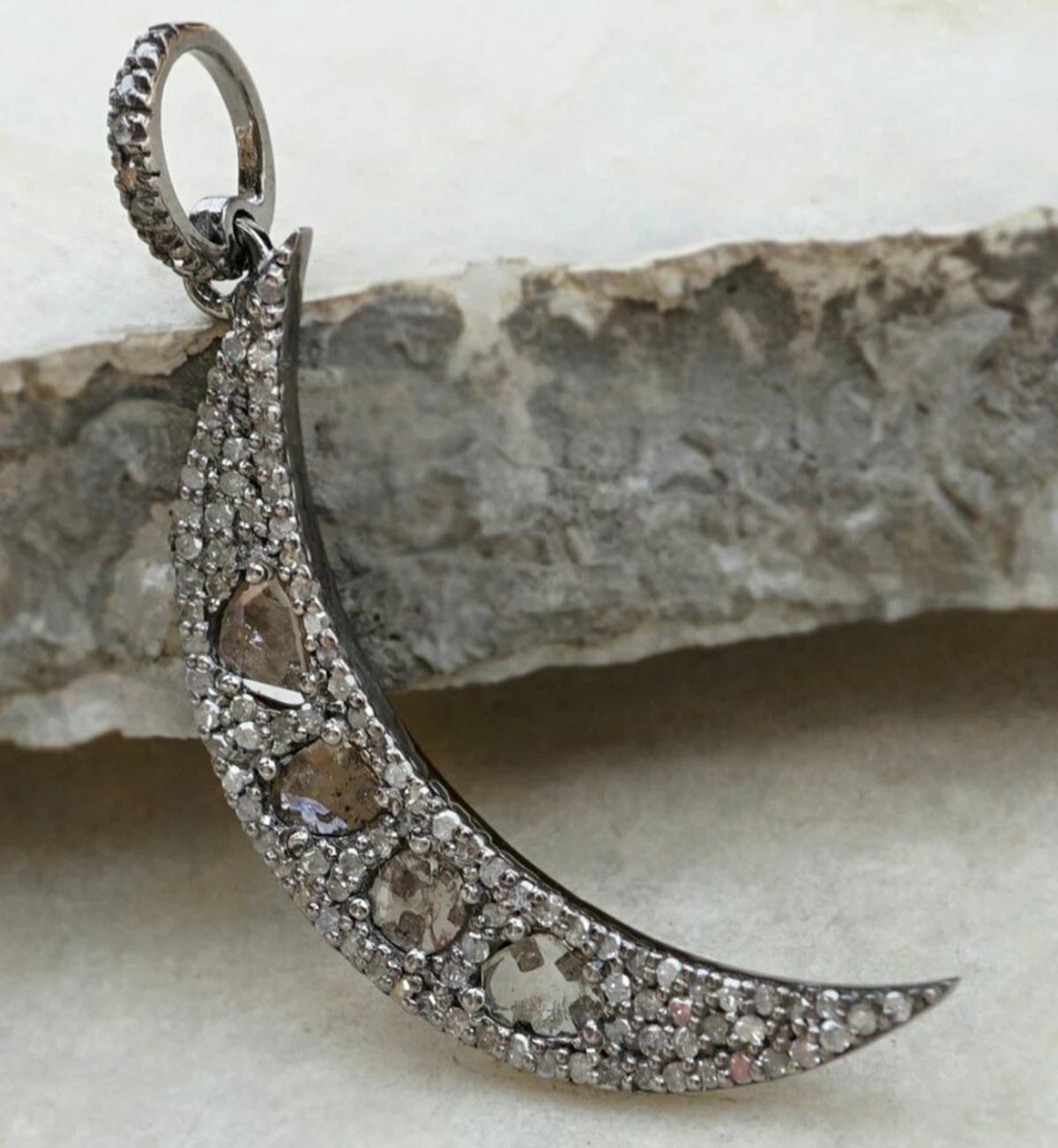Art déco Pendentif en forme de croissant de lune en argent 925 avec diamants pavés Cadeau en diamant fait à la main. en vente