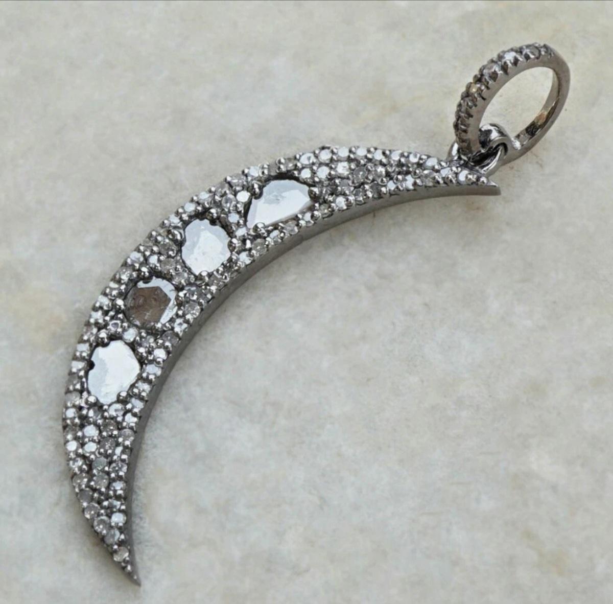 Taille ronde Pendentif en forme de croissant de lune en argent 925 avec diamants pavés Cadeau en diamant fait à la main. en vente