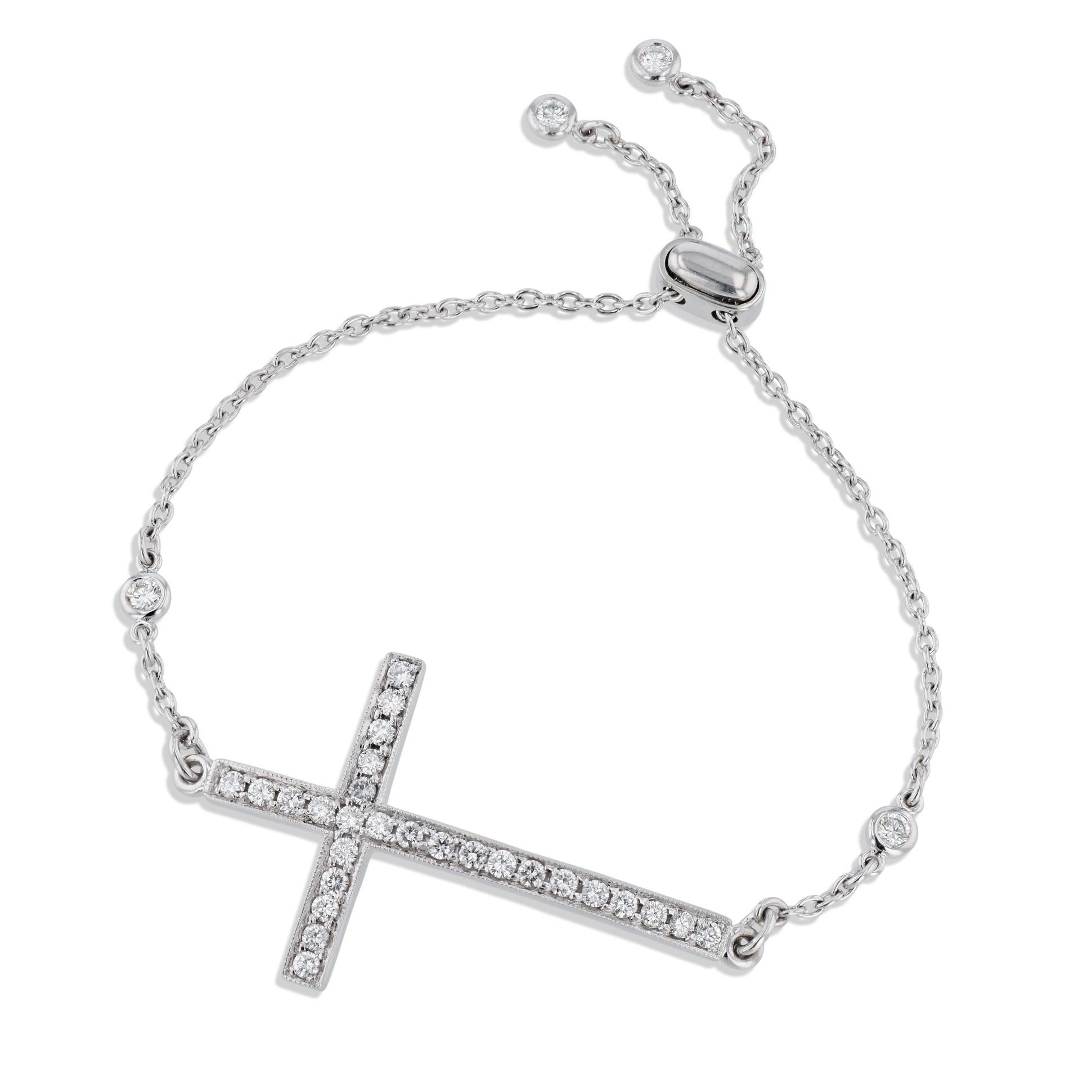 Taille ronde Bracelet croix pavé de diamants en vente