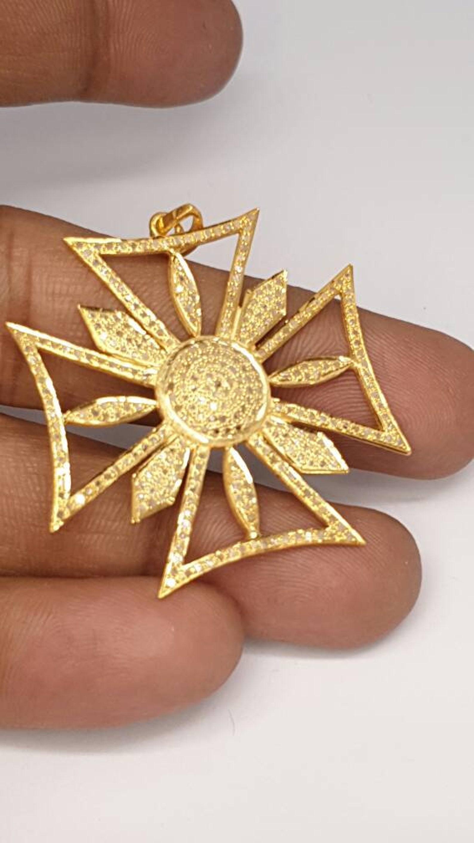 Colgante en forma de cruz con pavé de diamantes Plata de ley 925 Colgante de diamantes auténticos para ella.

Materiales: Plata

Piedra preciosa: Diamante

Anchura del colgante: 49 milímetros

Altura del colgante: 52 milímetros

Tamaño: 52x49 mm