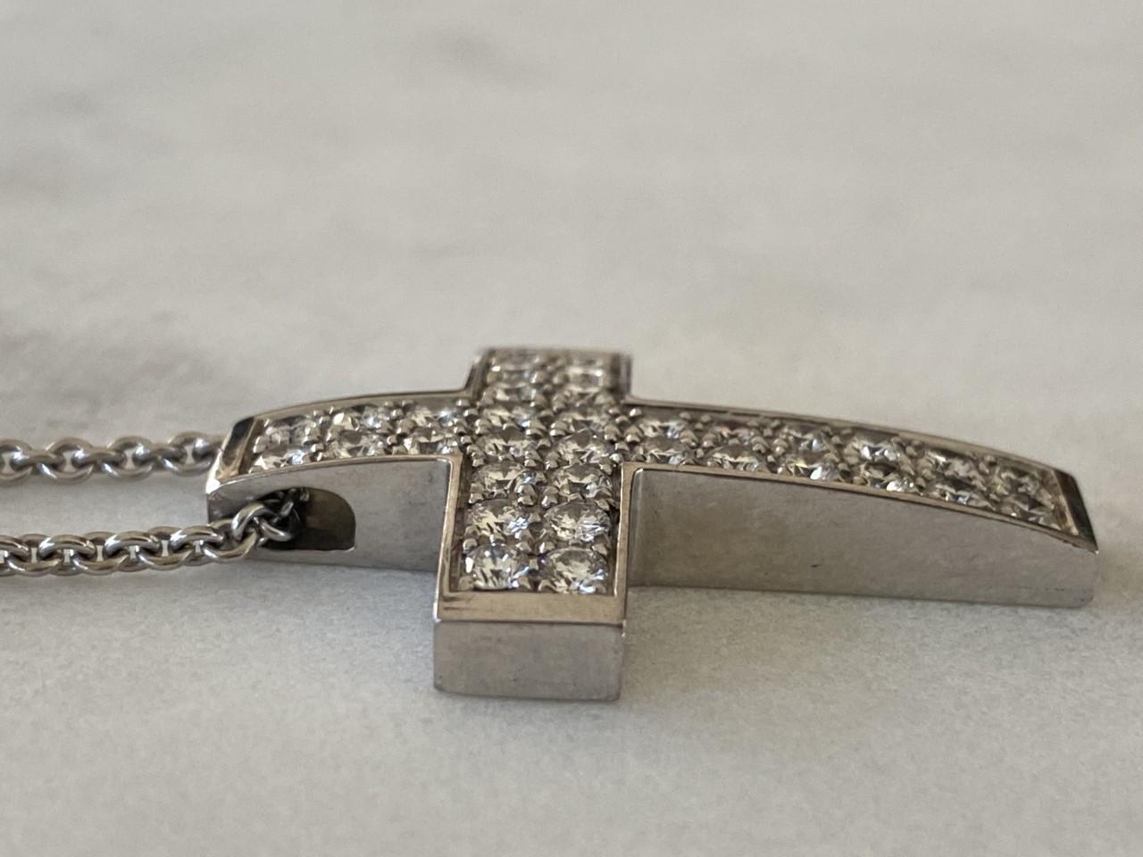 Contemporaneo Collana con ciondolo a croce con diamanti Pave in vendita