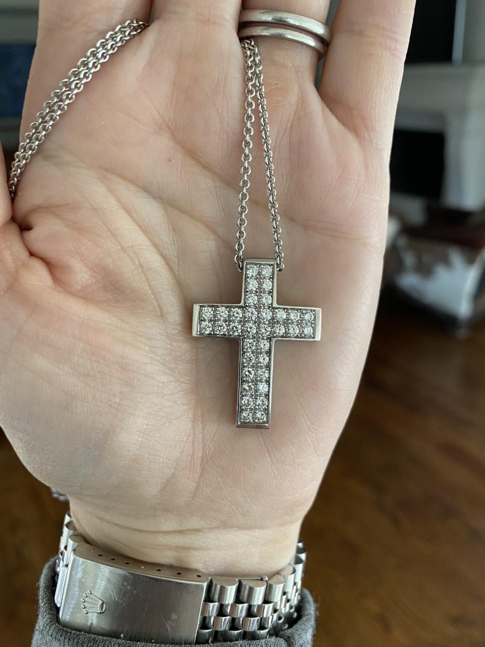 Taglio rotondo Collana con ciondolo a croce con diamanti Pave in vendita