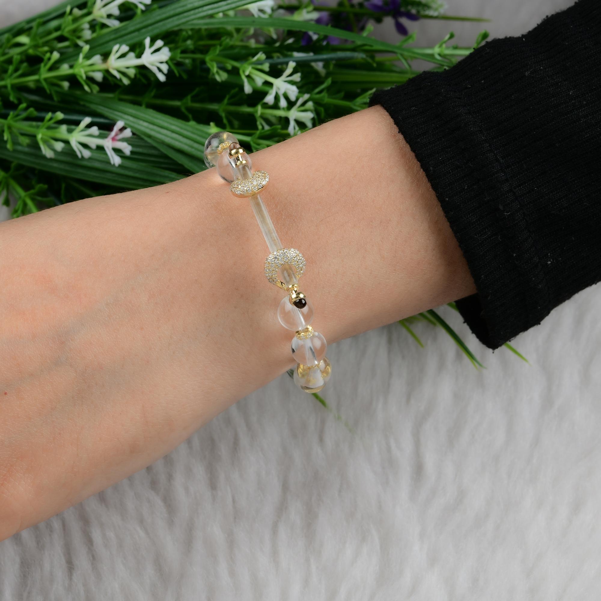 Questo bracciale con perline di cristallo di quarzo fumé con diamanti Pave in oro giallo 14 carati è caratterizzato da perline di cristallo che attraversano il bracciale con chiusura in quarzo fumé e un anello di diamanti Pave con un elastico