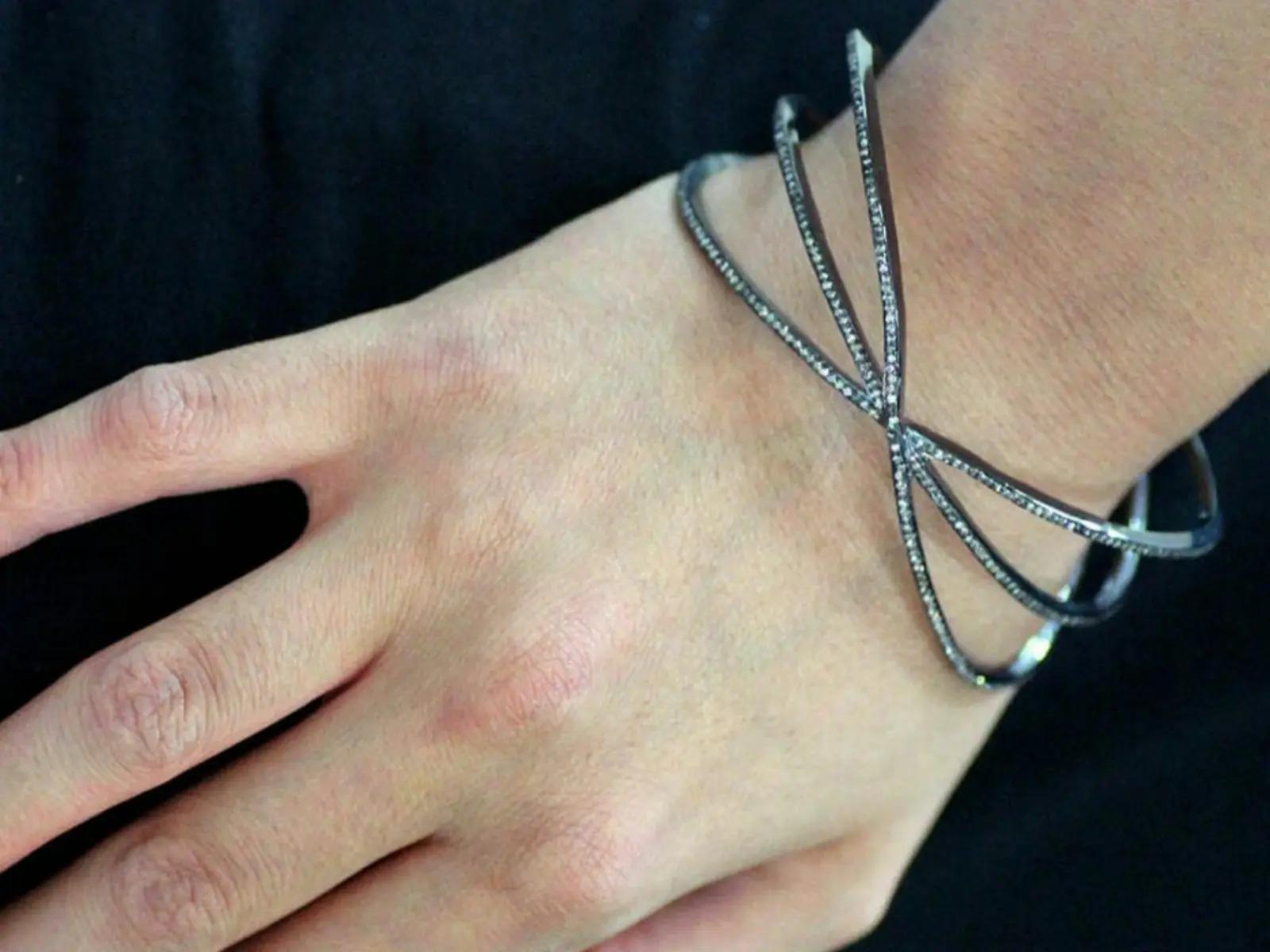 Taglio rotondo Bracciale con pavé di diamanti in argento massiccio 925 in vendita