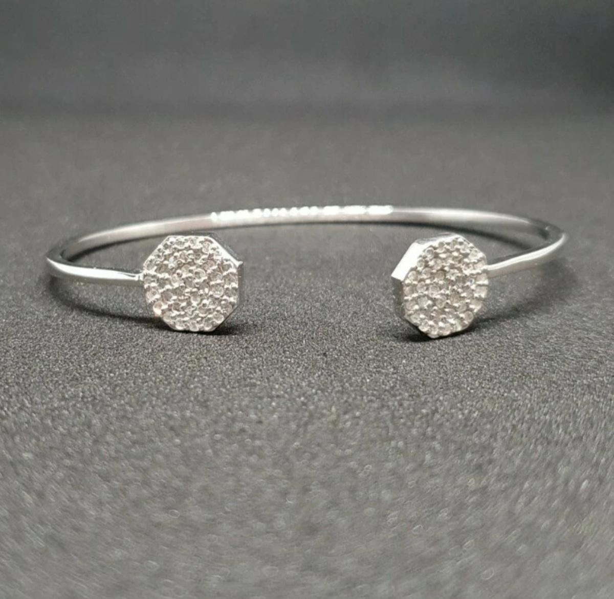 Bracelet manchette en diamant pave Bracelet manchette en argent 925 Bracelet manchette en diamant 

Poids total approx. 8,80 grammes approx.

Diamant  0,90 cts  environ

Taille 64 mm x 46 mm environ

Métal
Argenterie sterling
Type
Bracelet
Pierre