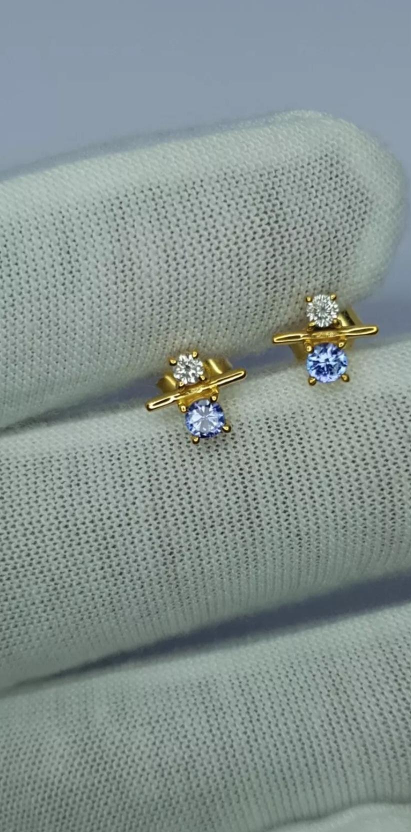 Taille ronde Boucles d'oreilles ravissantes en or 14 carats avec diamants pavés et tanzanite, cadeau de anniversaire en vente