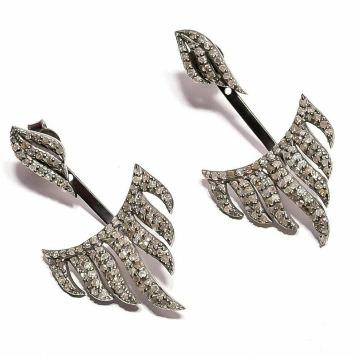Taille ronde Paire de boucles d'oreilles design en argent 925 avec diamants pavés pour femmes. en vente