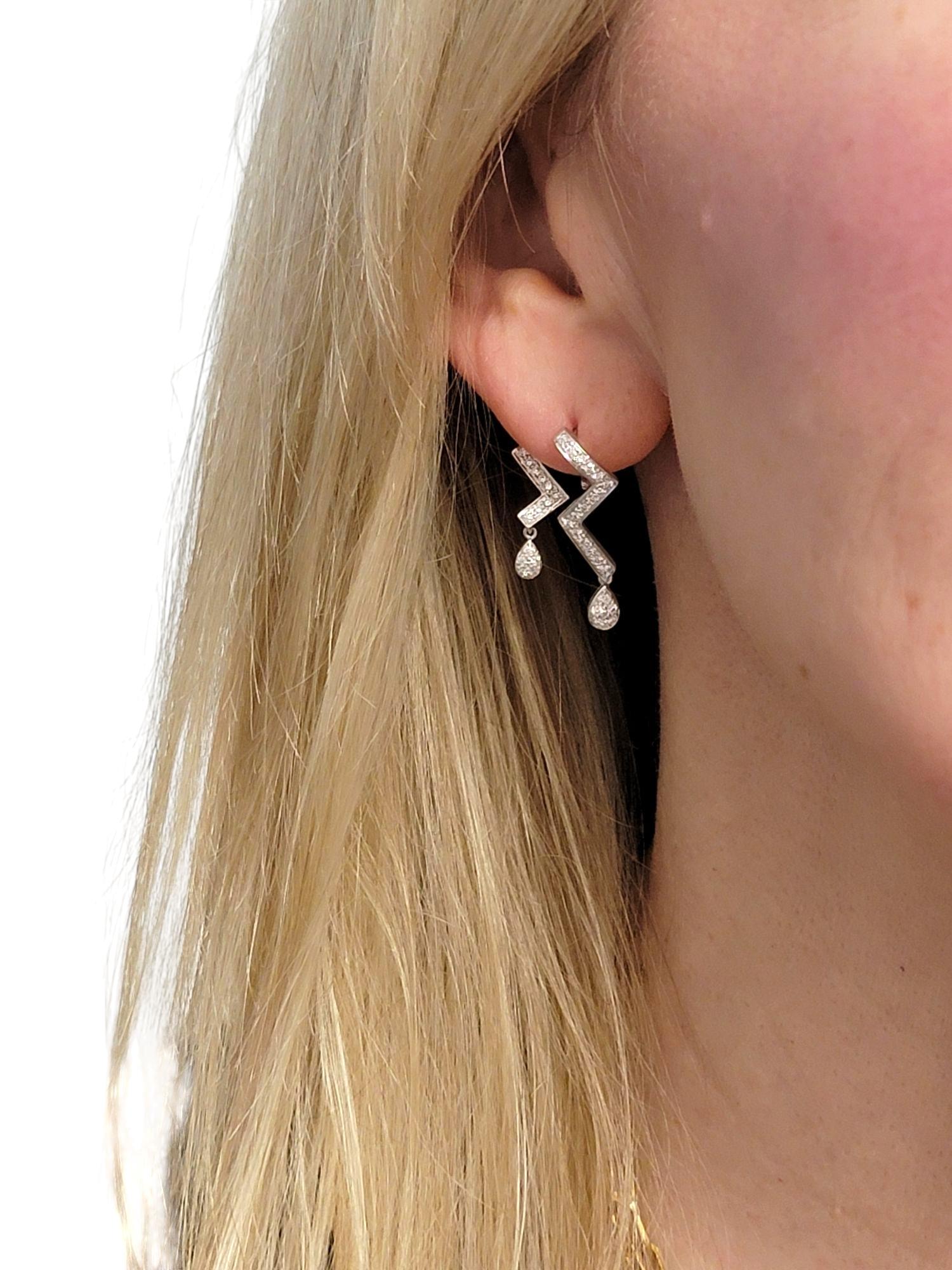 Boucles d'oreilles pendantes géométriques Zig Zag en or blanc 18 carats et pavé de diamants en vente 4