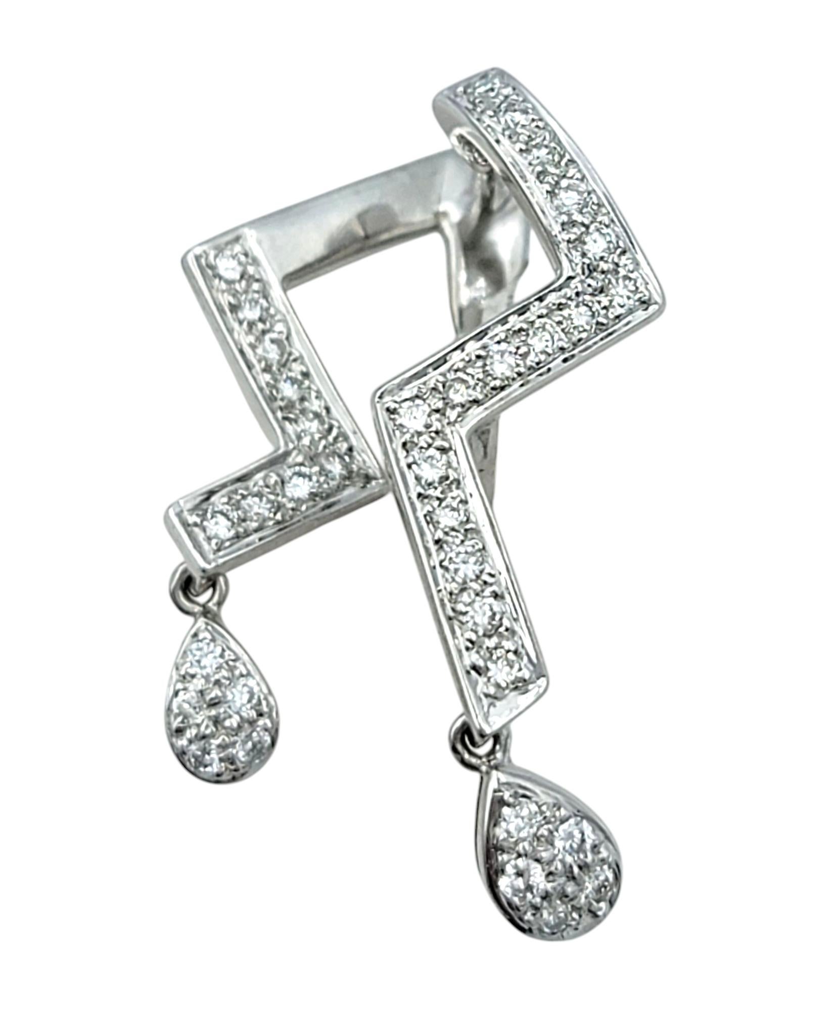 Contemporain Boucles d'oreilles pendantes géométriques Zig Zag en or blanc 18 carats et pavé de diamants en vente
