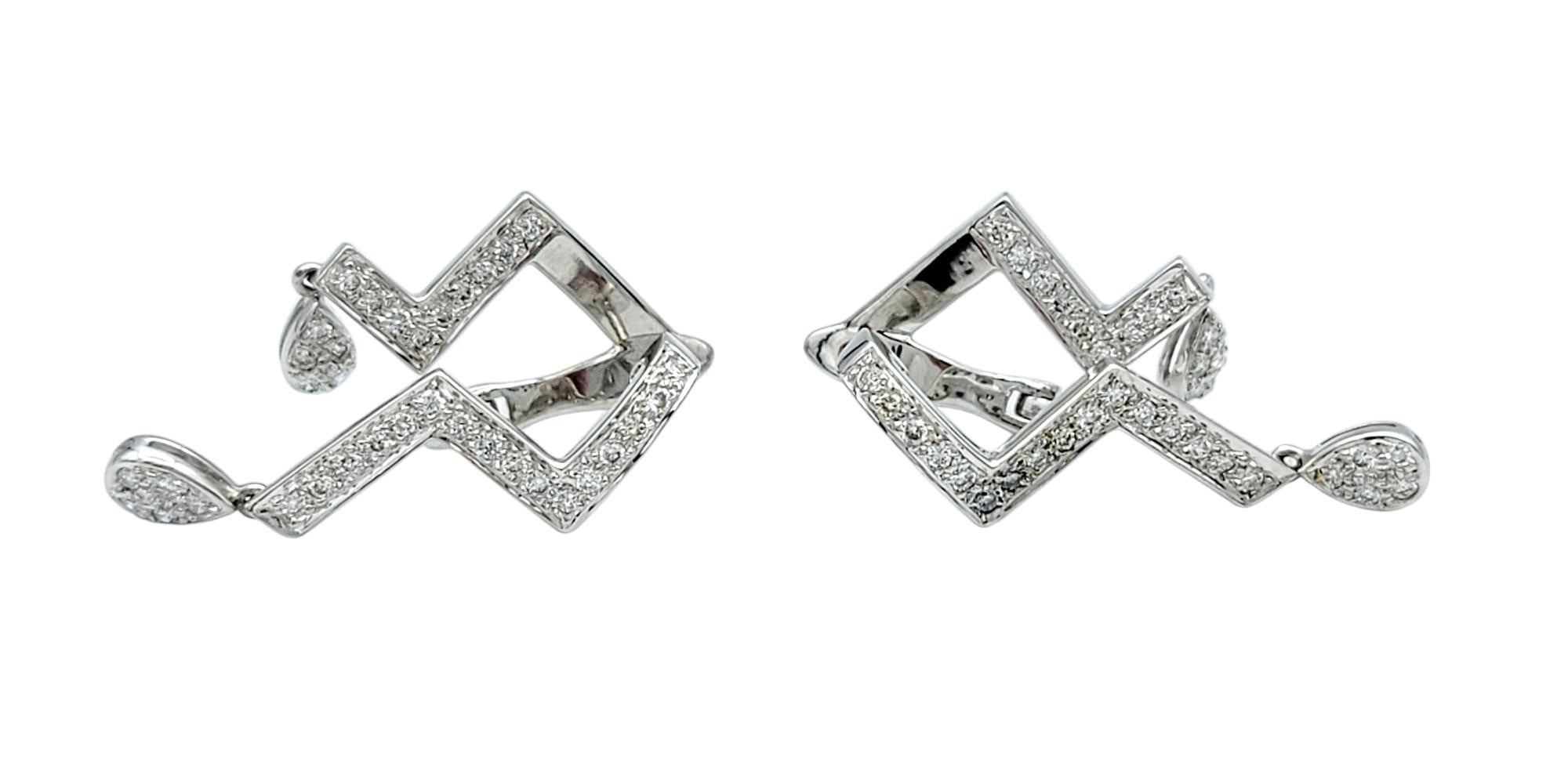 Taille ronde Boucles d'oreilles pendantes géométriques Zig Zag en or blanc 18 carats et pavé de diamants en vente