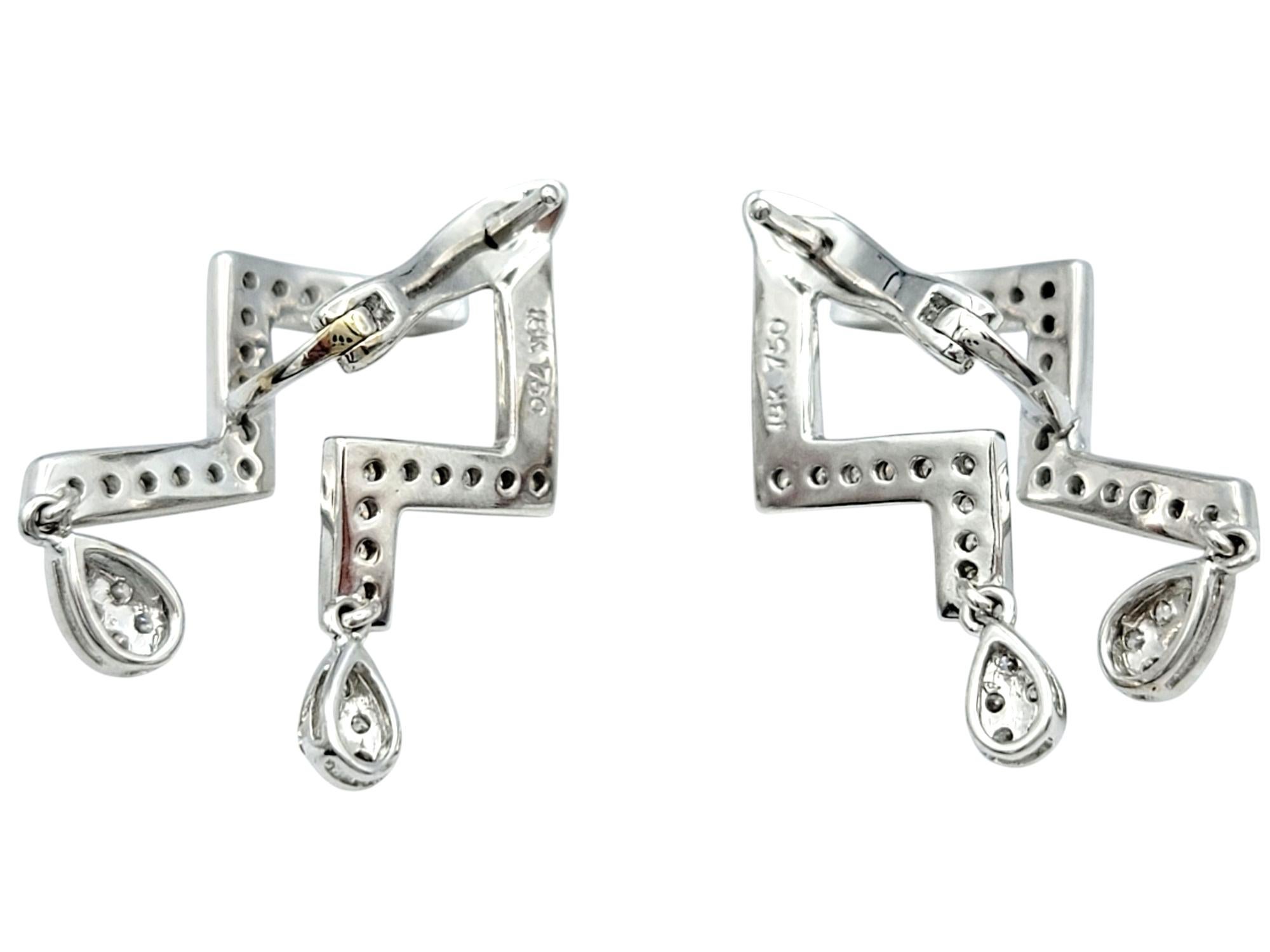 Boucles d'oreilles pendantes géométriques Zig Zag en or blanc 18 carats et pavé de diamants Bon état - En vente à Scottsdale, AZ