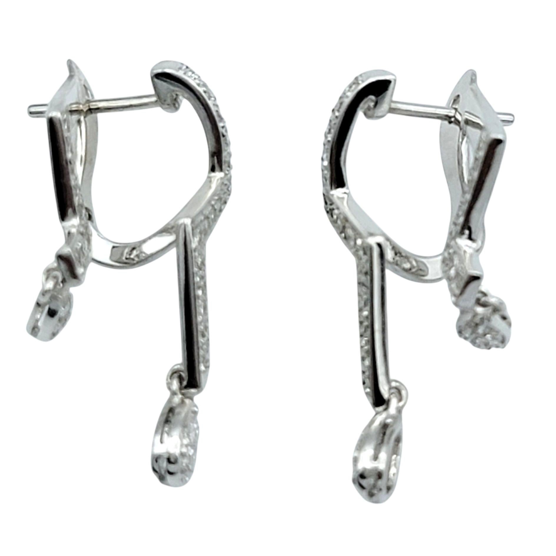 Boucles d'oreilles pendantes géométriques Zig Zag en or blanc 18 carats et pavé de diamants en vente 1