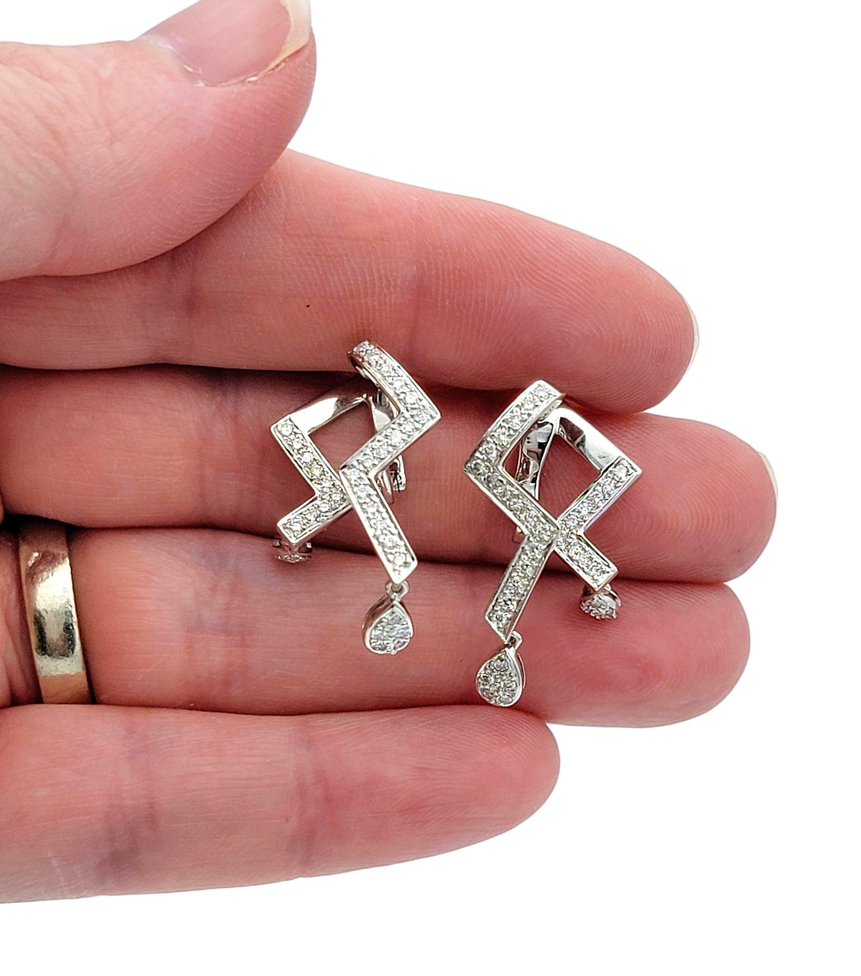 Boucles d'oreilles pendantes géométriques Zig Zag en or blanc 18 carats et pavé de diamants en vente 2