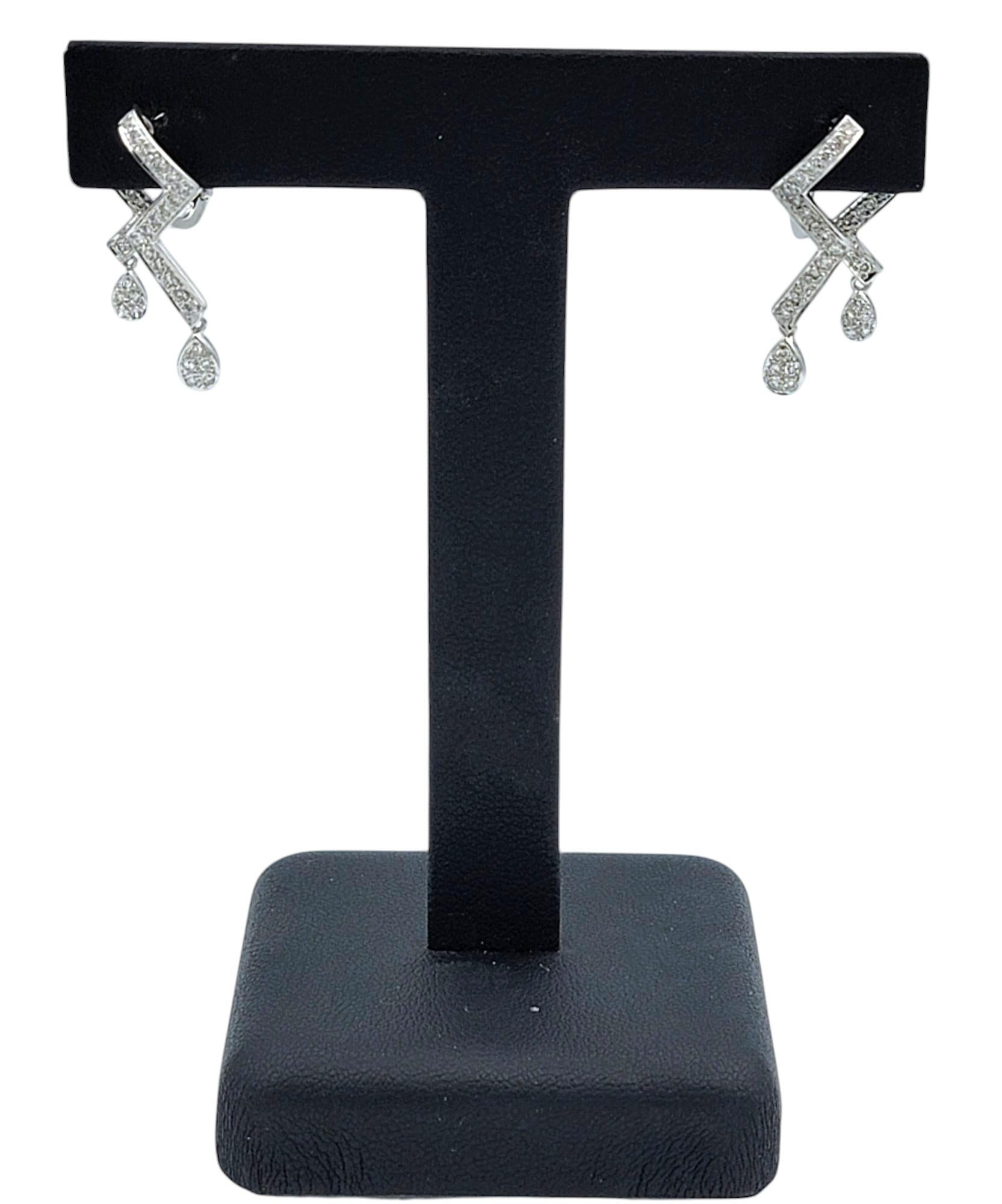 Boucles d'oreilles pendantes géométriques Zig Zag en or blanc 18 carats et pavé de diamants en vente 3