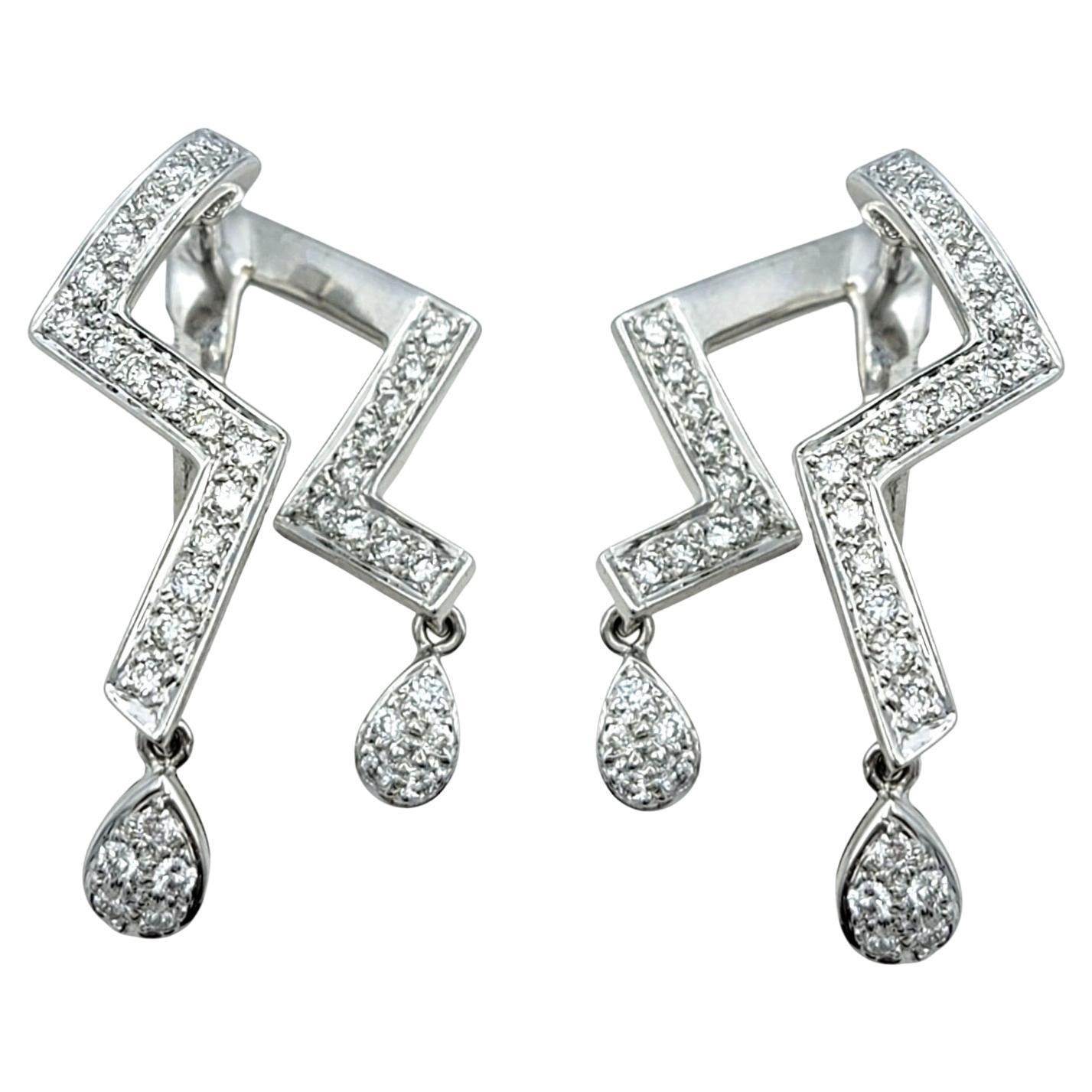 Boucles d'oreilles pendantes géométriques Zig Zag en or blanc 18 carats et pavé de diamants en vente