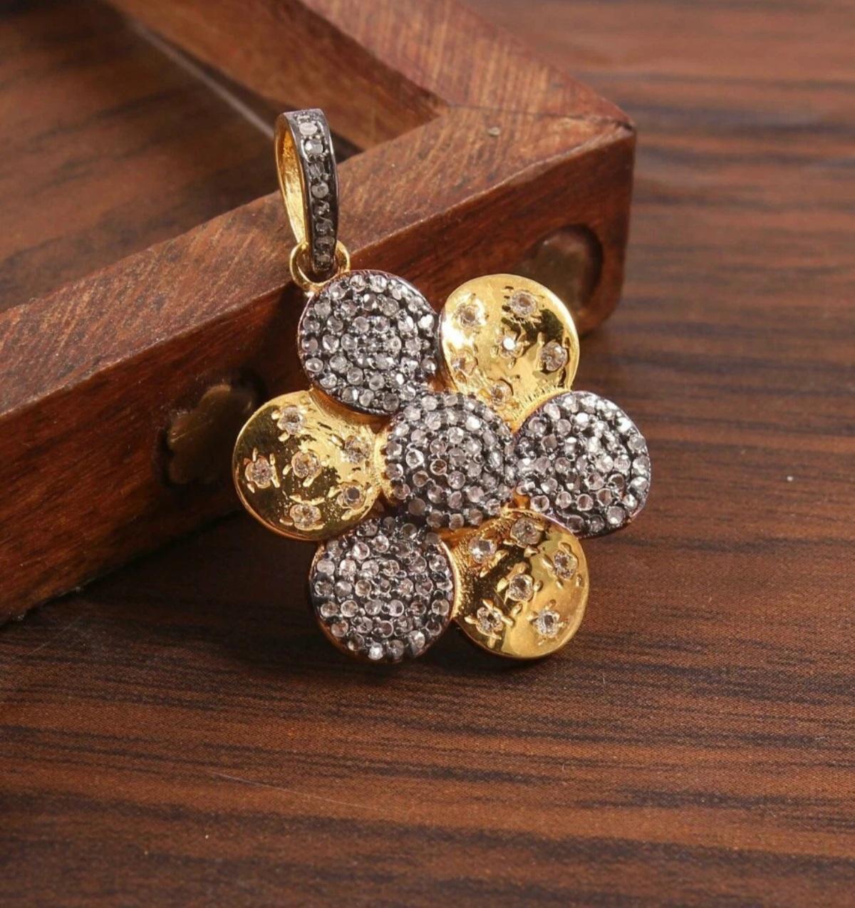 Ciondolo a disco con diamante Pave Ciondolo a rondelle in argento 925 Regalo di compleanno. In condizioni Nuovo in vendita a Chicago, IL