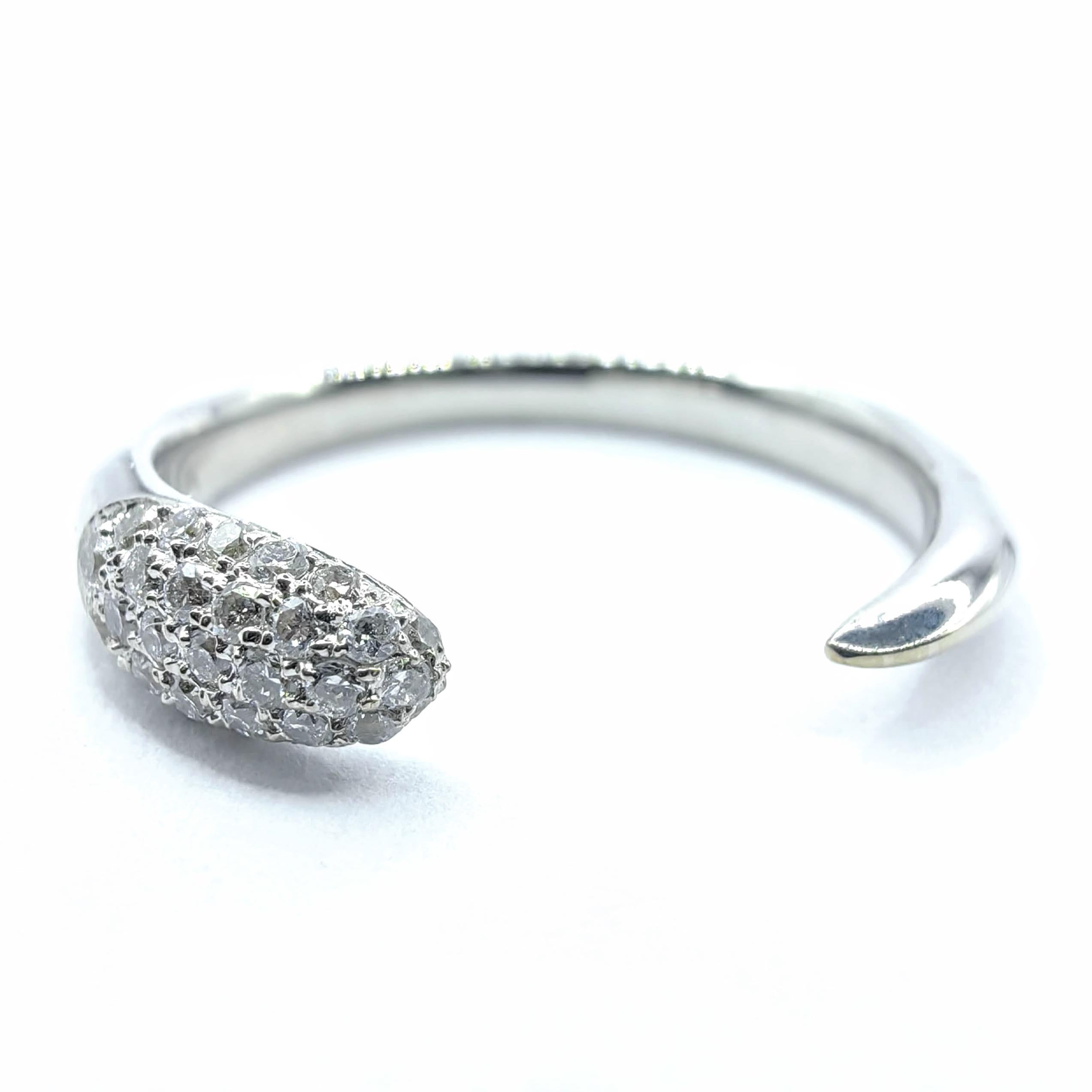 Elegant, minimalistisch und unendlich vielseitig - dieser offene, konisch zulaufende Stapelring mit rundem Pavé-Diamantschliff  ist die perfekte Verschmelzung von raffiniertem Glanz und zeitloser Eleganz. Dieser moderne, offene Armreif aus