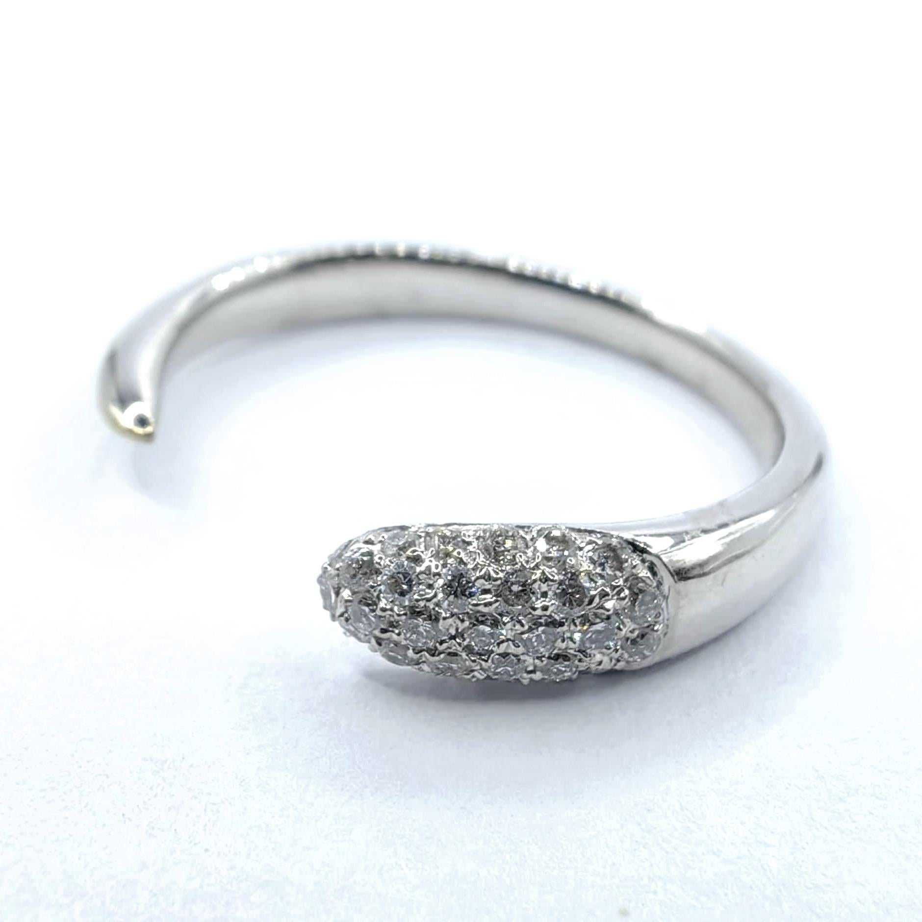 Pavé-Diamant-Kuppel offenes konisches Band Stapelring in 18K Weißgold (Zeitgenössisch) im Angebot