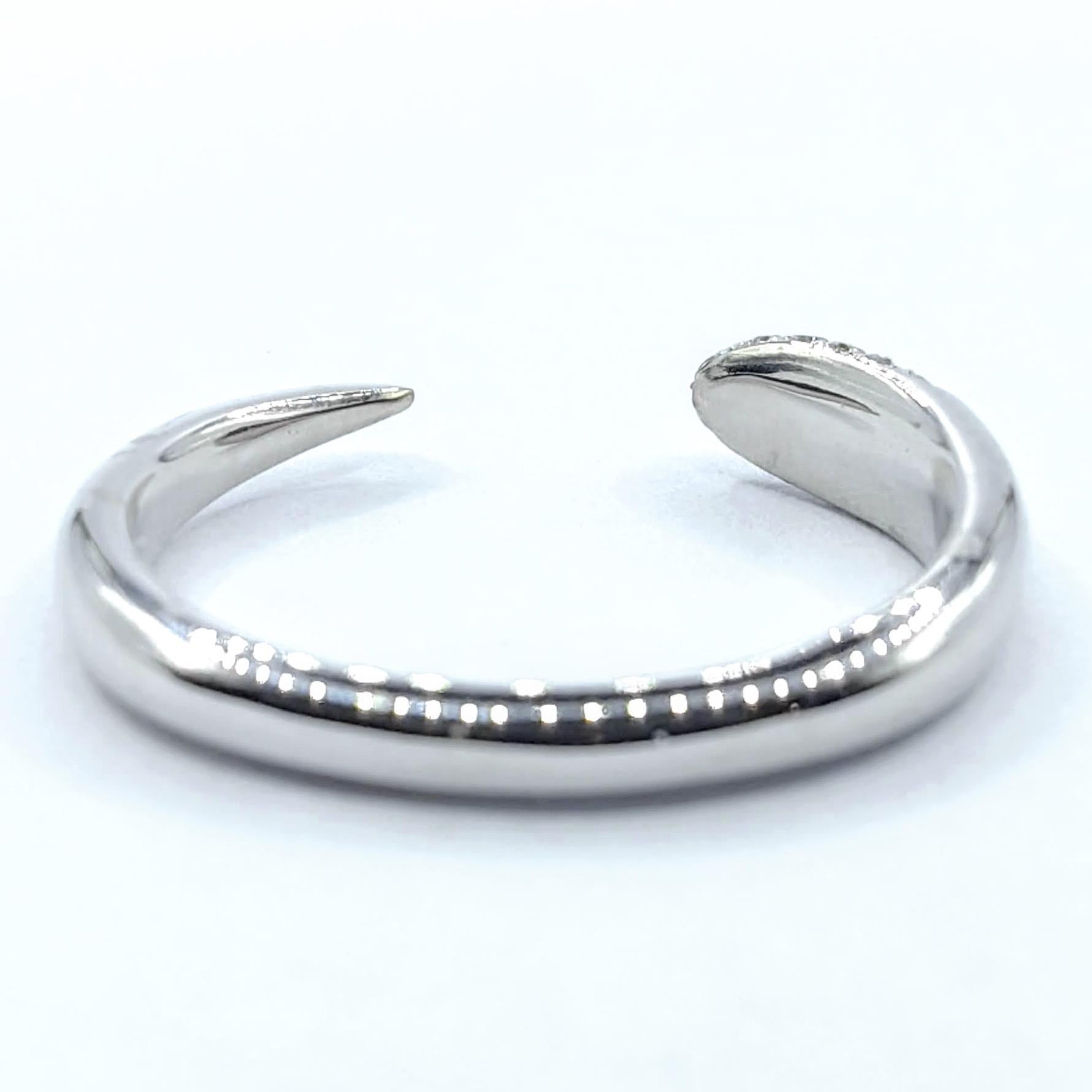 Pavé-Diamant-Kuppel offenes konisches Band Stapelring in 18K Weißgold (Rundschliff) im Angebot