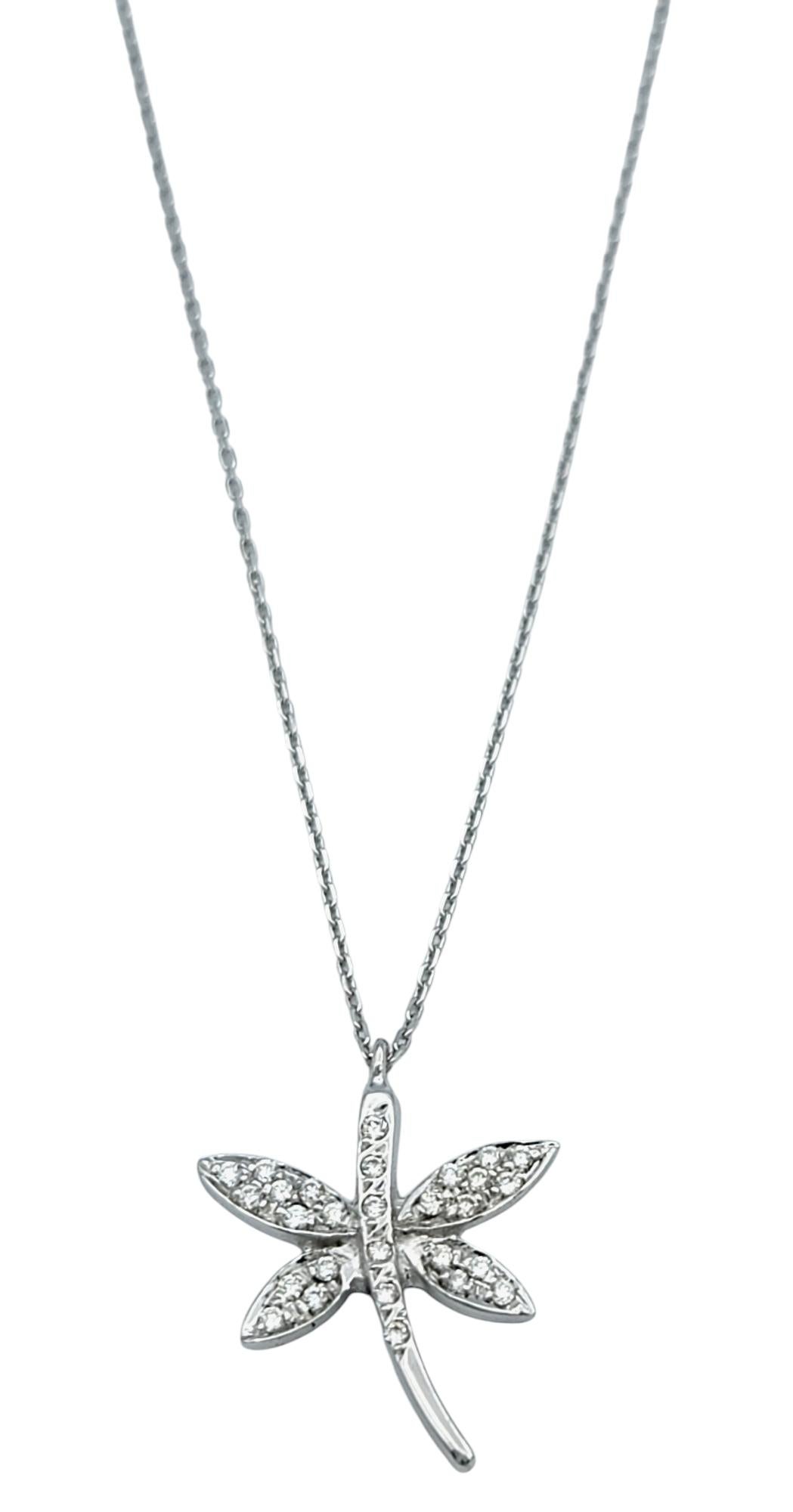 Eleganza stravagante per questo ciondolo a forma di libellula con pavé di diamanti, simbolo di grazia e trasformazione. Realizzata in radioso oro bianco, la delicata libellula prende vita grazie a scintillanti pavé di diamanti che abbagliano da ogni