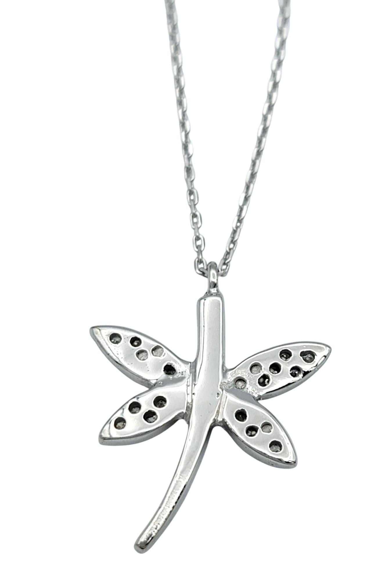 Donna Collana con ciondolo Pavé Diamond Dragonfly in oro bianco lucido in vendita