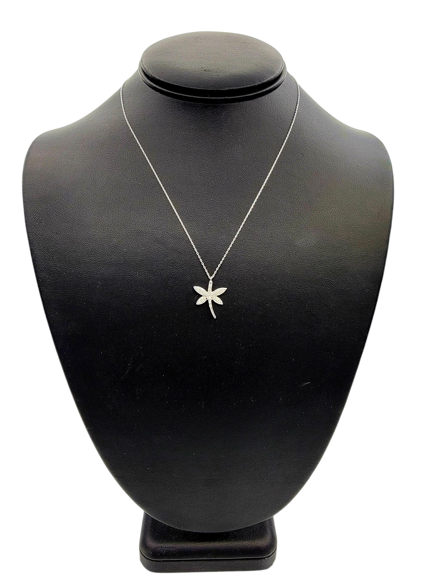 Collana con ciondolo Pavé Diamond Dragonfly in oro bianco lucido in vendita 1
