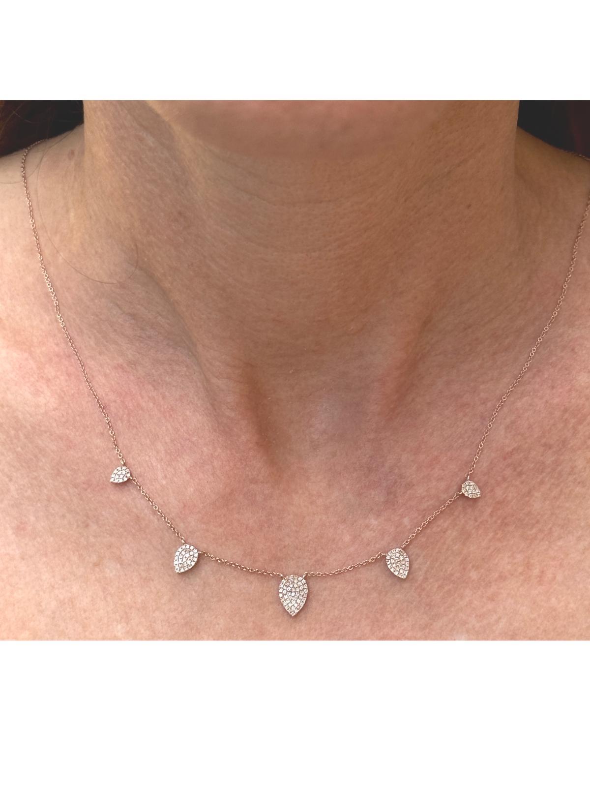 Realizzata in oro rosa 14 carati, questa elegante collana presenta cinque gocce di diamanti pavé a forma di pera disposte lungo una delicata catena a maglie. I diamanti, per un totale di circa 1,00 carati (colore H-I, purezza SI), aggiungono uno