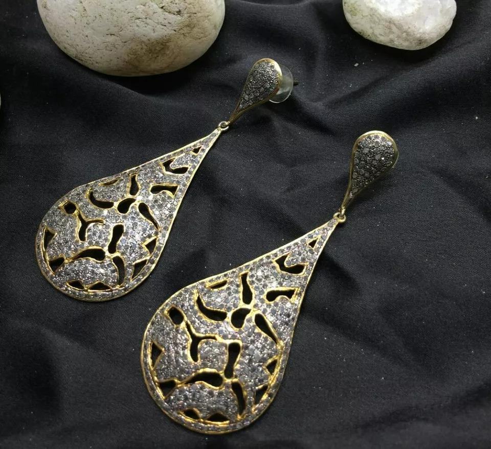 Orecchino a goccia con diamante Pave in argento 925 per il regalo del giorno del matrimonio.
Leggero, può essere indossato tutti i giorni

Informazioni aggiuntive:
Condit: Nuovo senza etichette: Un articolo nuovo di zecca, non usato e non indossato