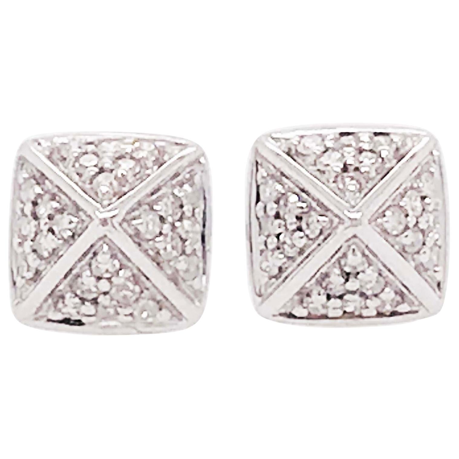Clous d'oreilles en or blanc 14 carats avec motif pyramide carrée en forme de pavé de diamants en vente