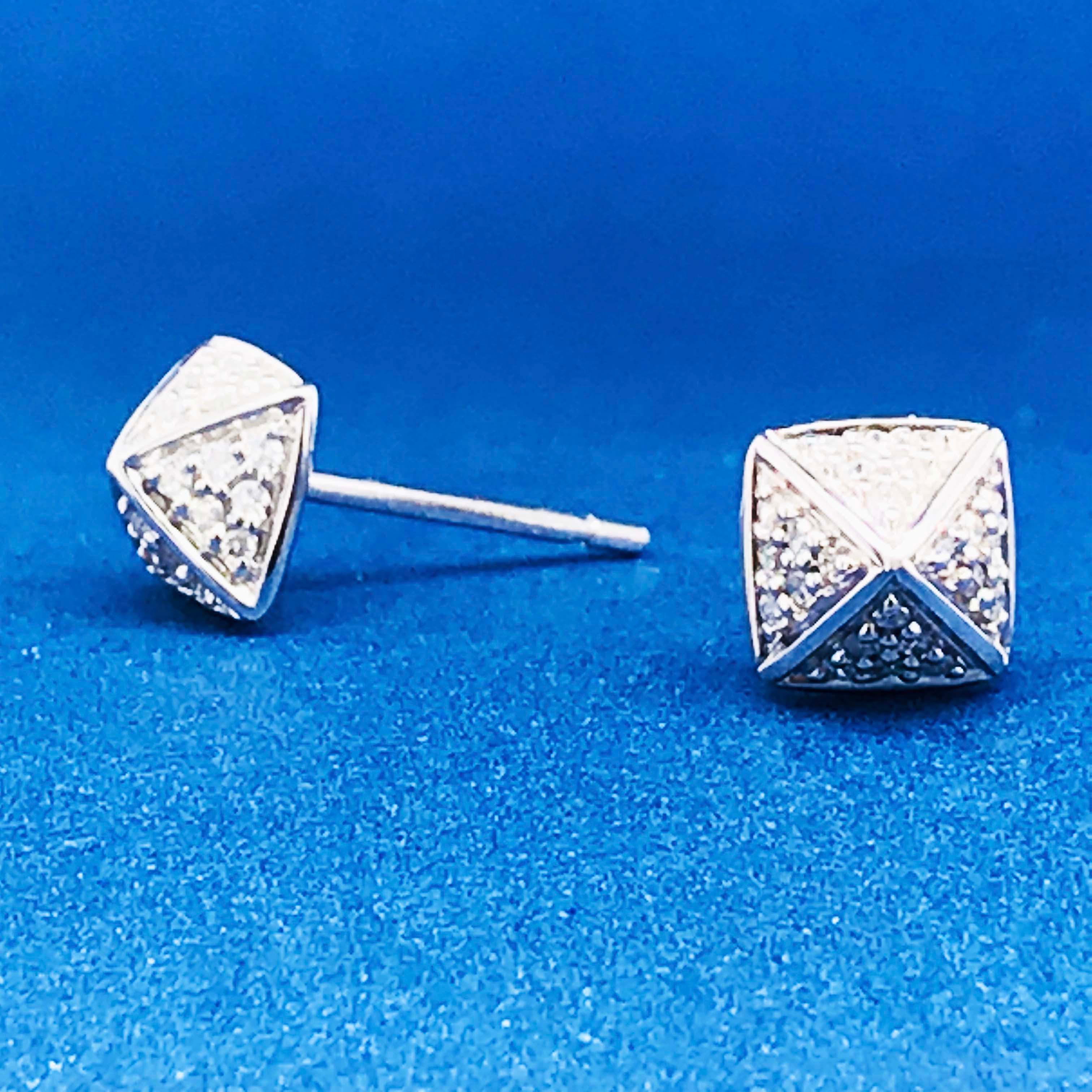 Les clous de diamant sont un élément de base de la bijouterie fine. Ces boucles d'oreilles en diamant pavé sont composées de diamants ronds brillants classiques sertis dans un design moderne et unique ! Les boucles d'oreilles sont de forme carrée