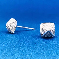 Clous d'oreilles en or blanc 14 carats avec motif pyramide carrée en forme de pavé de diamants