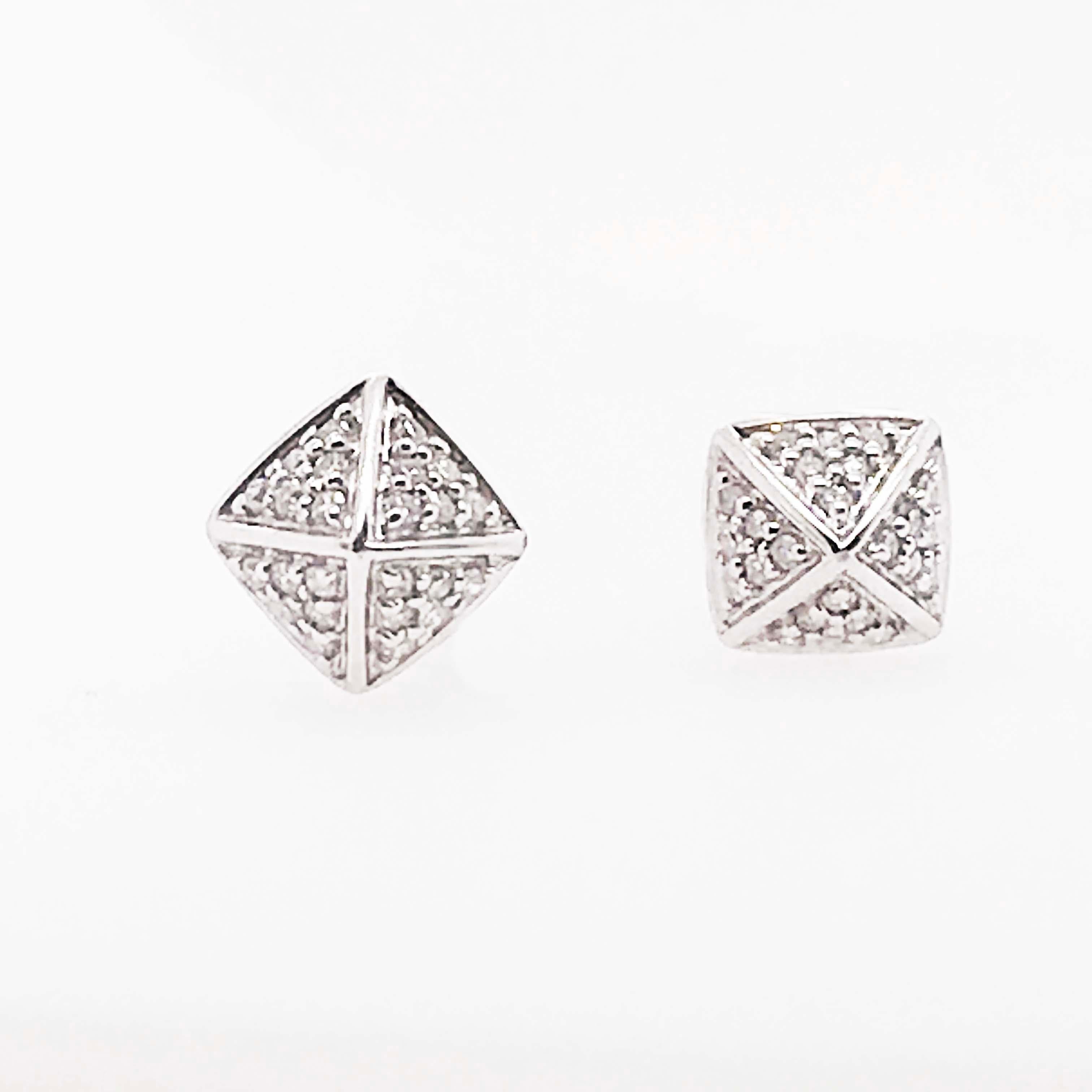 Moderne Clous d'oreilles en or blanc 14 carats avec motif pyramide carrée en forme de pavé de diamants en vente
