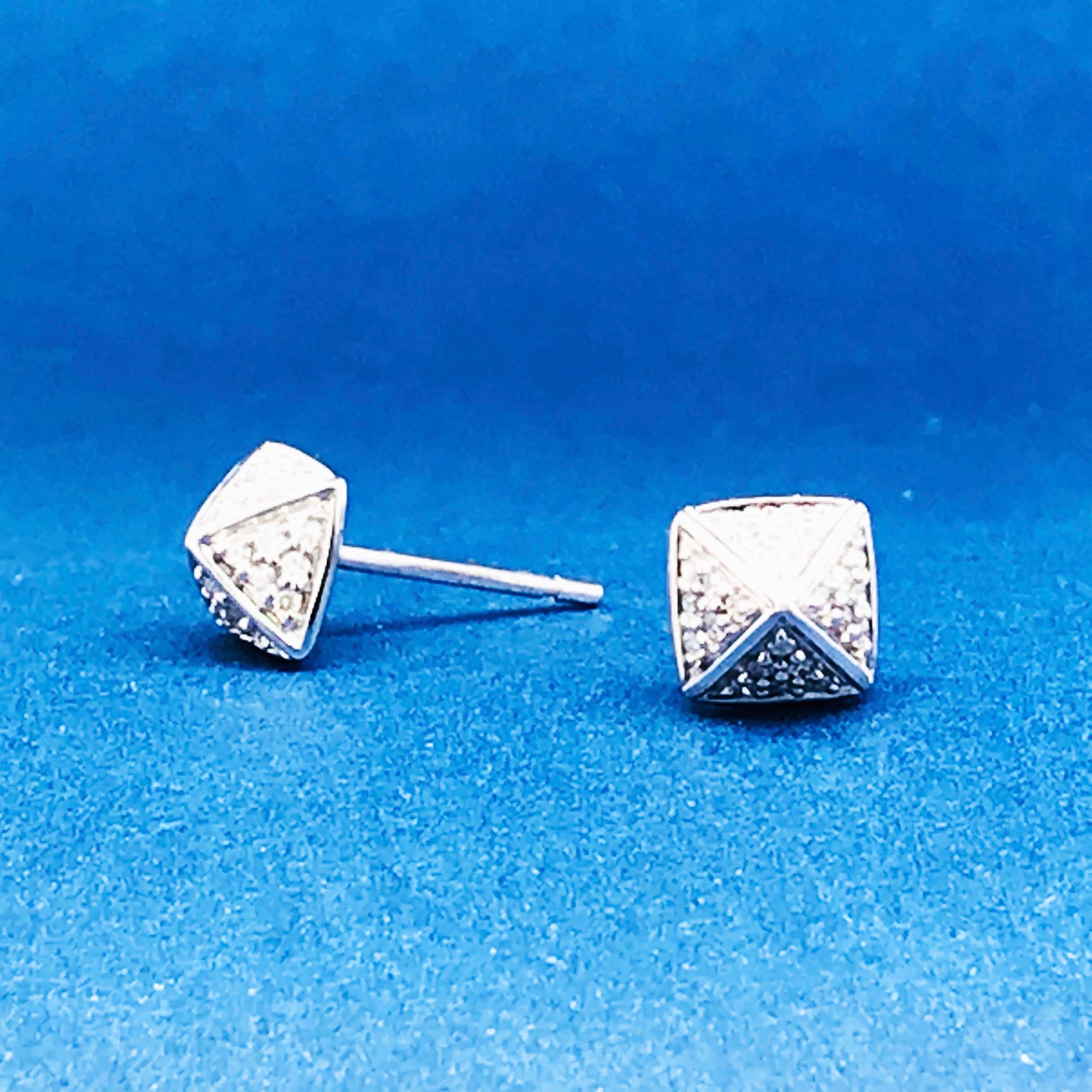 Taille ronde Clous d'oreilles en or blanc 14 carats avec motif pyramide carrée en forme de pavé de diamants en vente