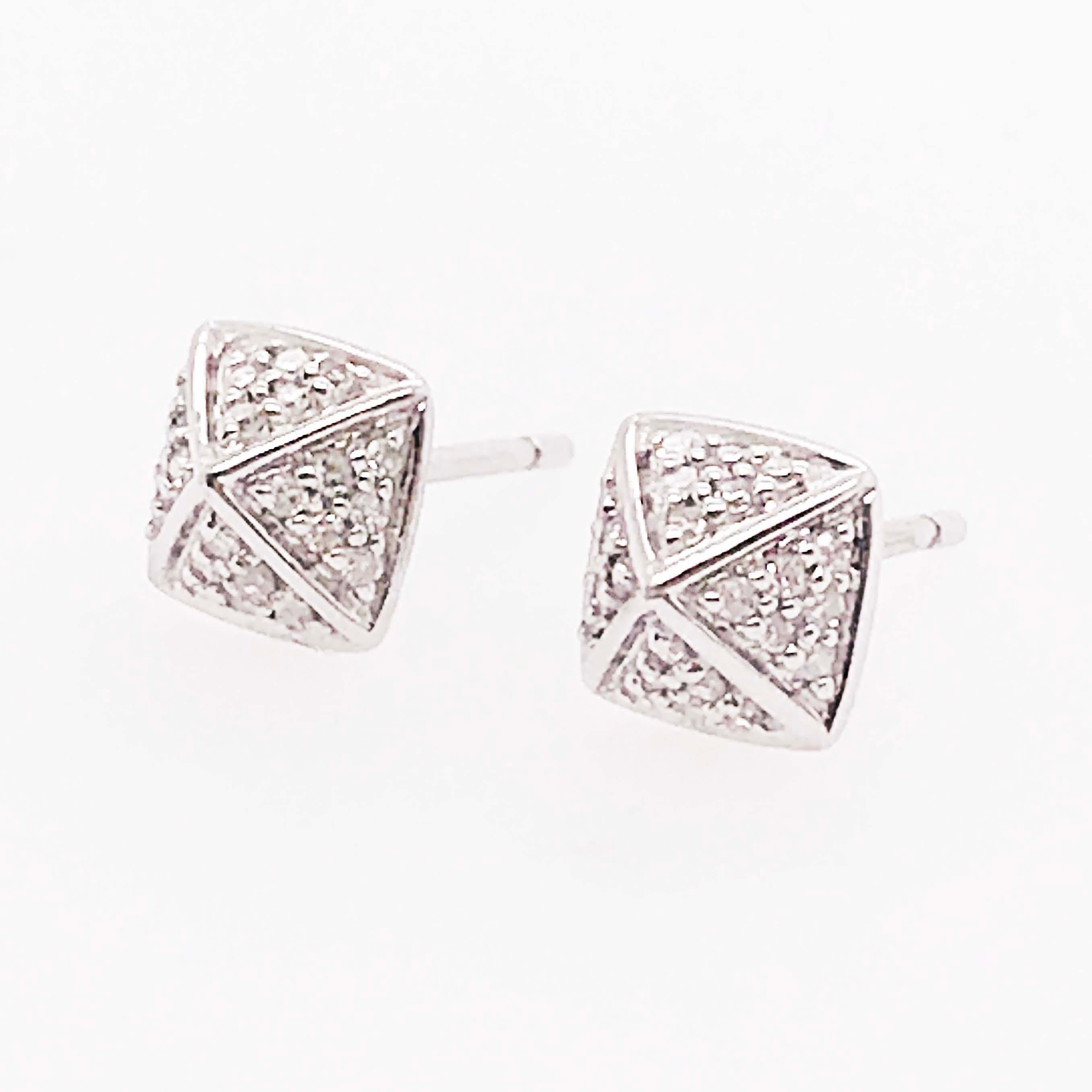 Clous d'oreilles en or blanc 14 carats avec motif pyramide carrée en forme de pavé de diamants Neuf - En vente à Austin, TX
