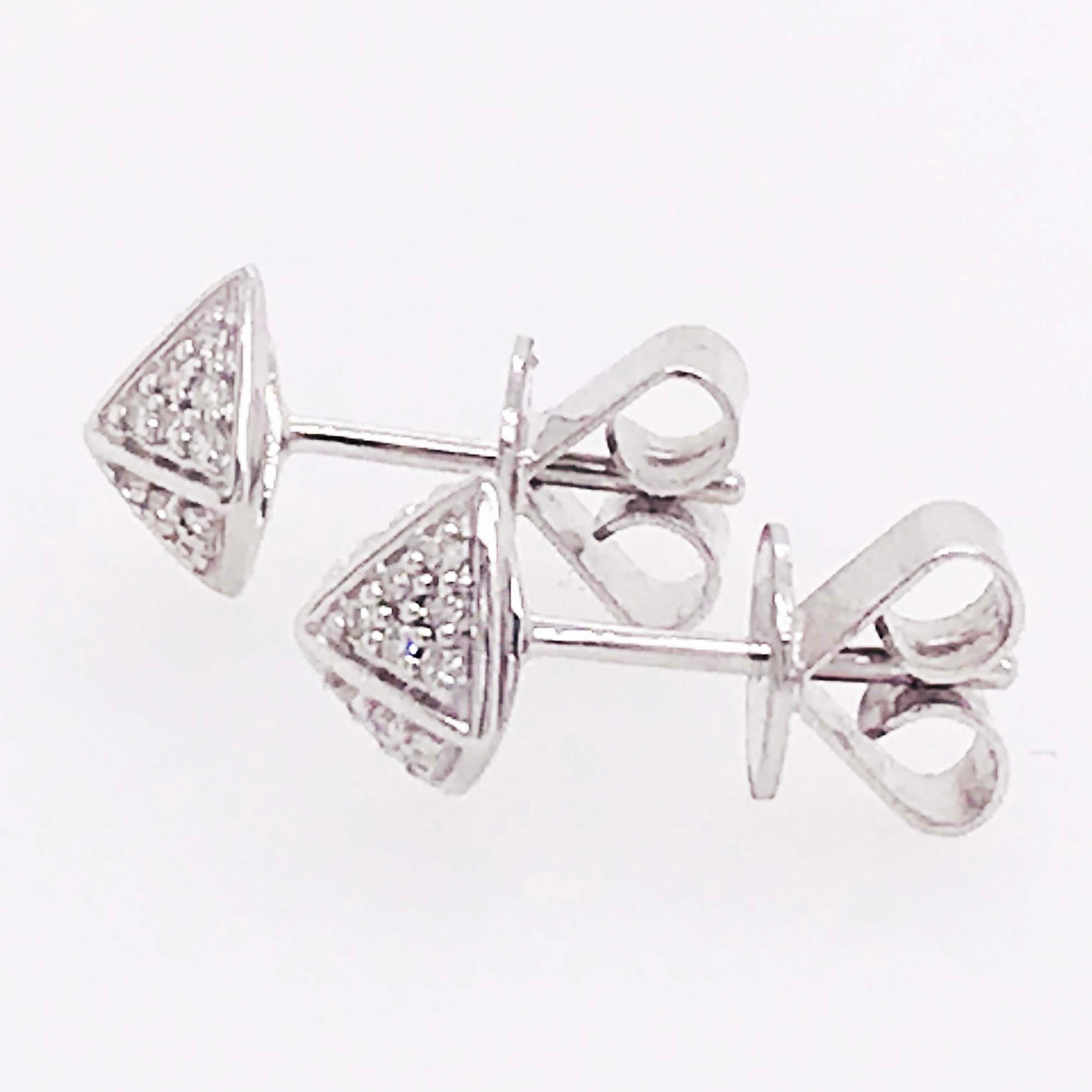 Clous d'oreilles en or blanc 14 carats avec motif pyramide carrée en forme de pavé de diamants Pour femmes en vente