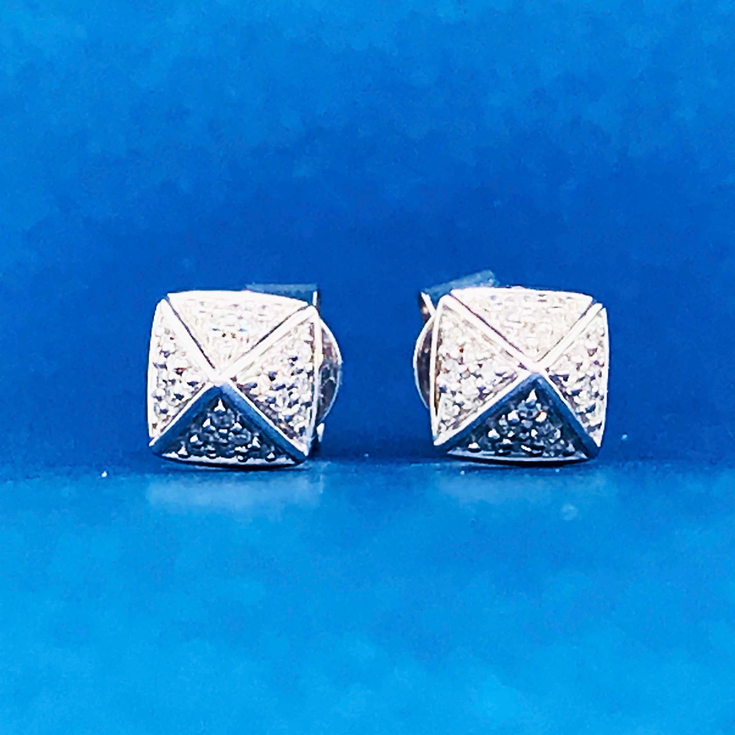Clous d'oreilles en or blanc 14 carats avec motif pyramide carrée en forme de pavé de diamants en vente 1