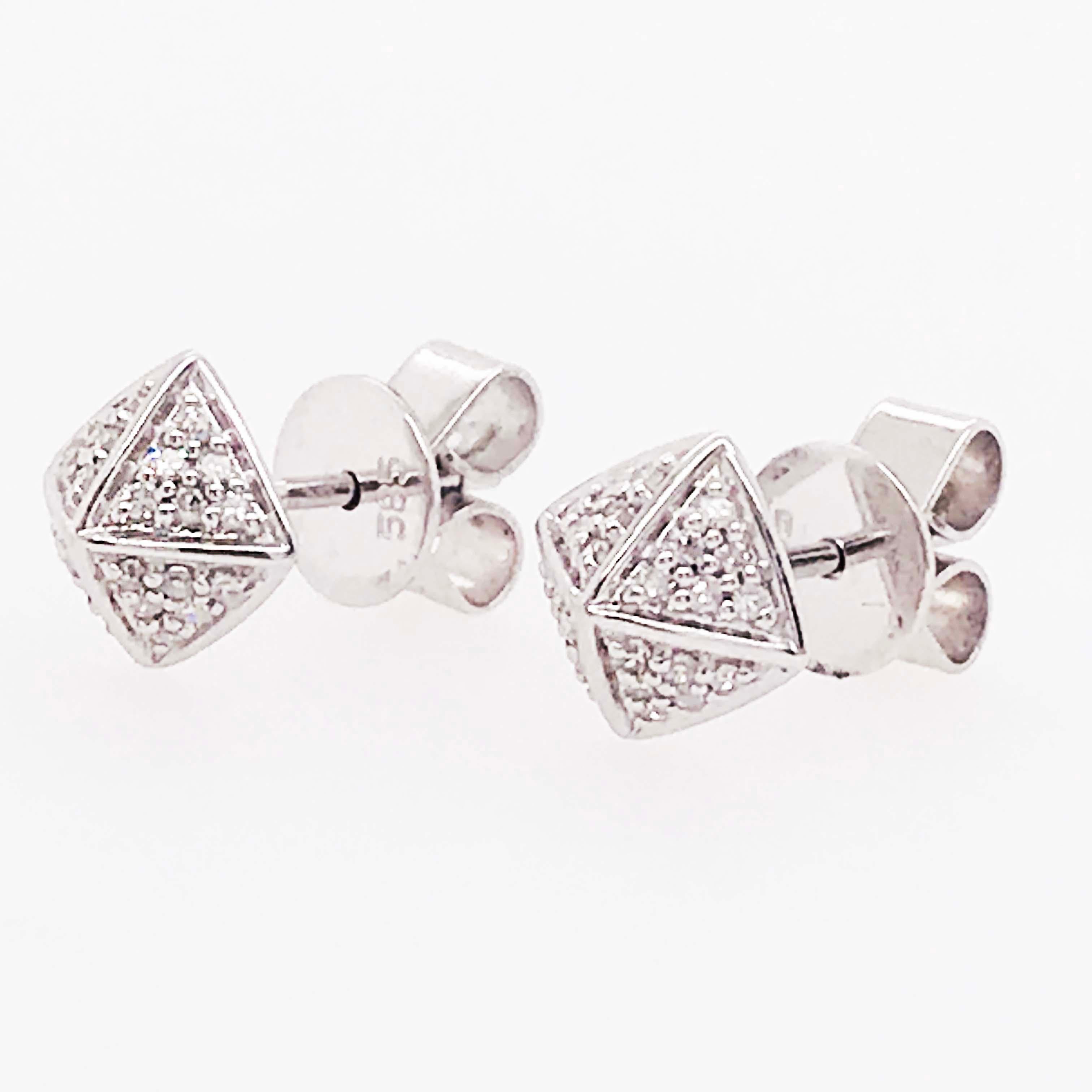 Clous d'oreilles en or blanc 14 carats avec motif pyramide carrée en forme de pavé de diamants en vente 2