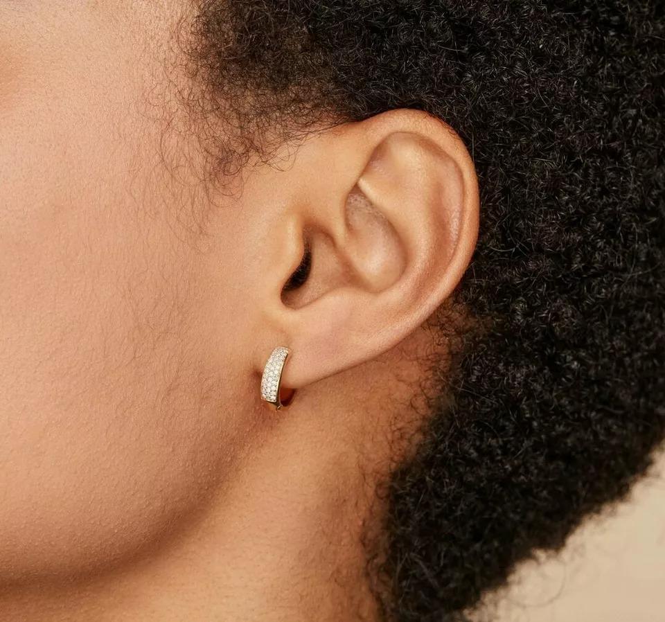 Orecchini con diamanti Pave Mini Huggie Hoops in oro massiccio 14k In condizioni Nuovo in vendita a Chicago, IL