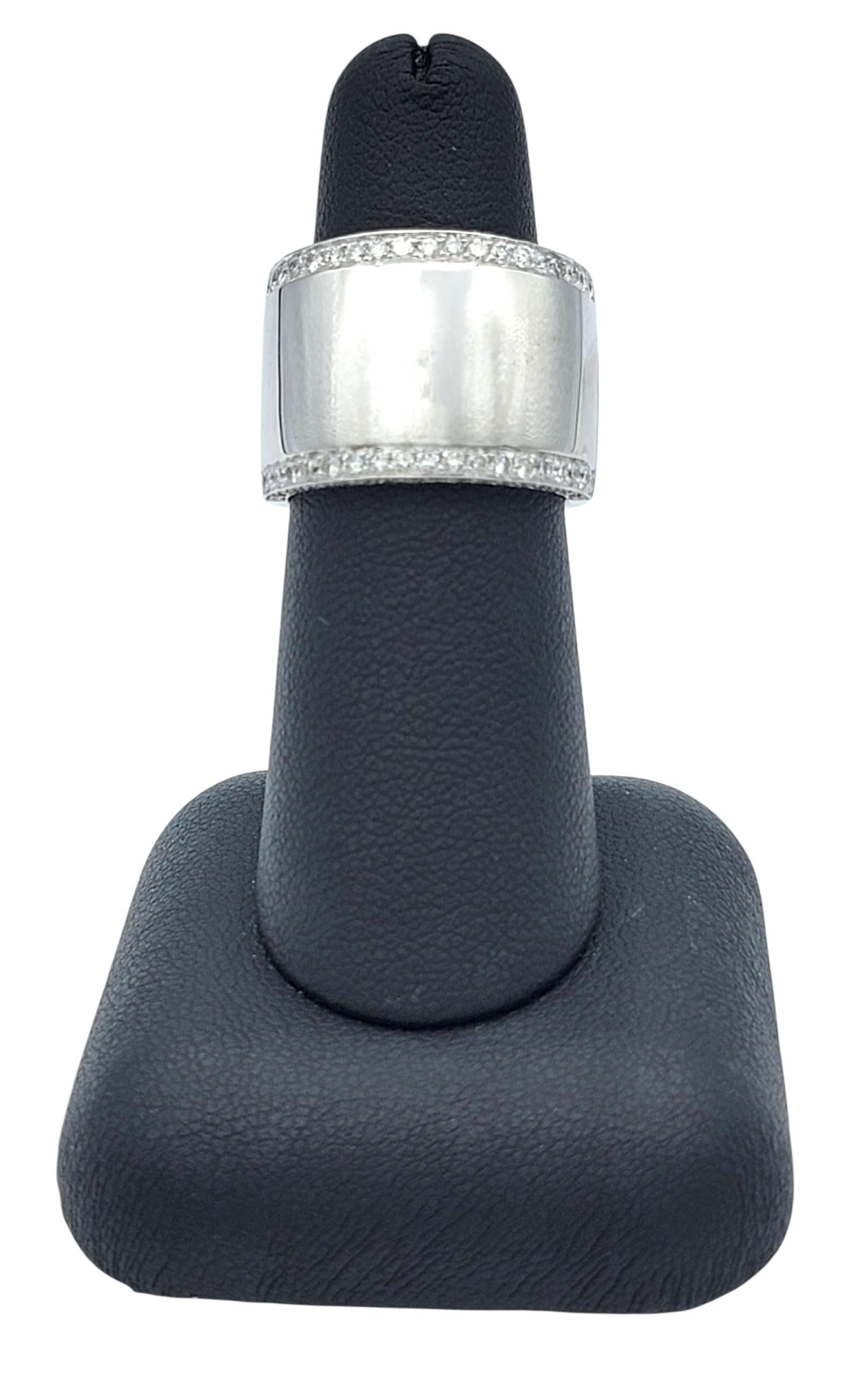 Anello a fascia larga con diamante Pavé e bordo a sigaro in oro bianco lucido 14 carati in vendita 4