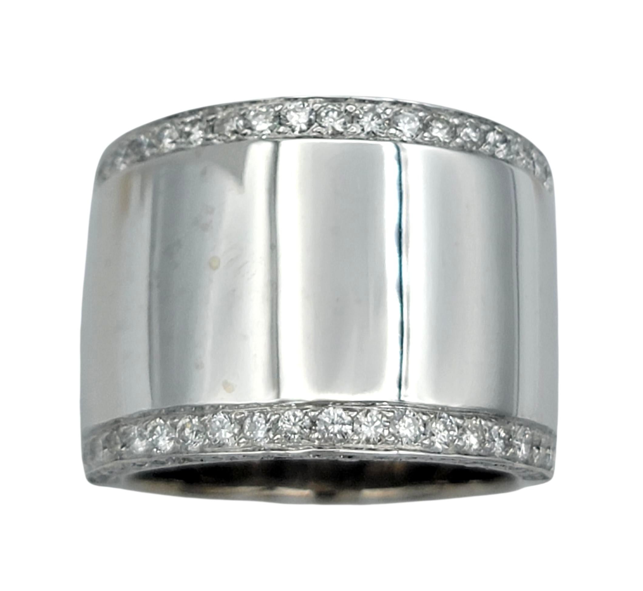 Questo elegante anello con diamante a fascia offre una raffinatezza senza tempo con la sua fila continua di scintille brillanti. Realizzato in oro bianco 14 carati, il cinturino extra largo è impreziosito da diamanti rotondi taglio brillante che