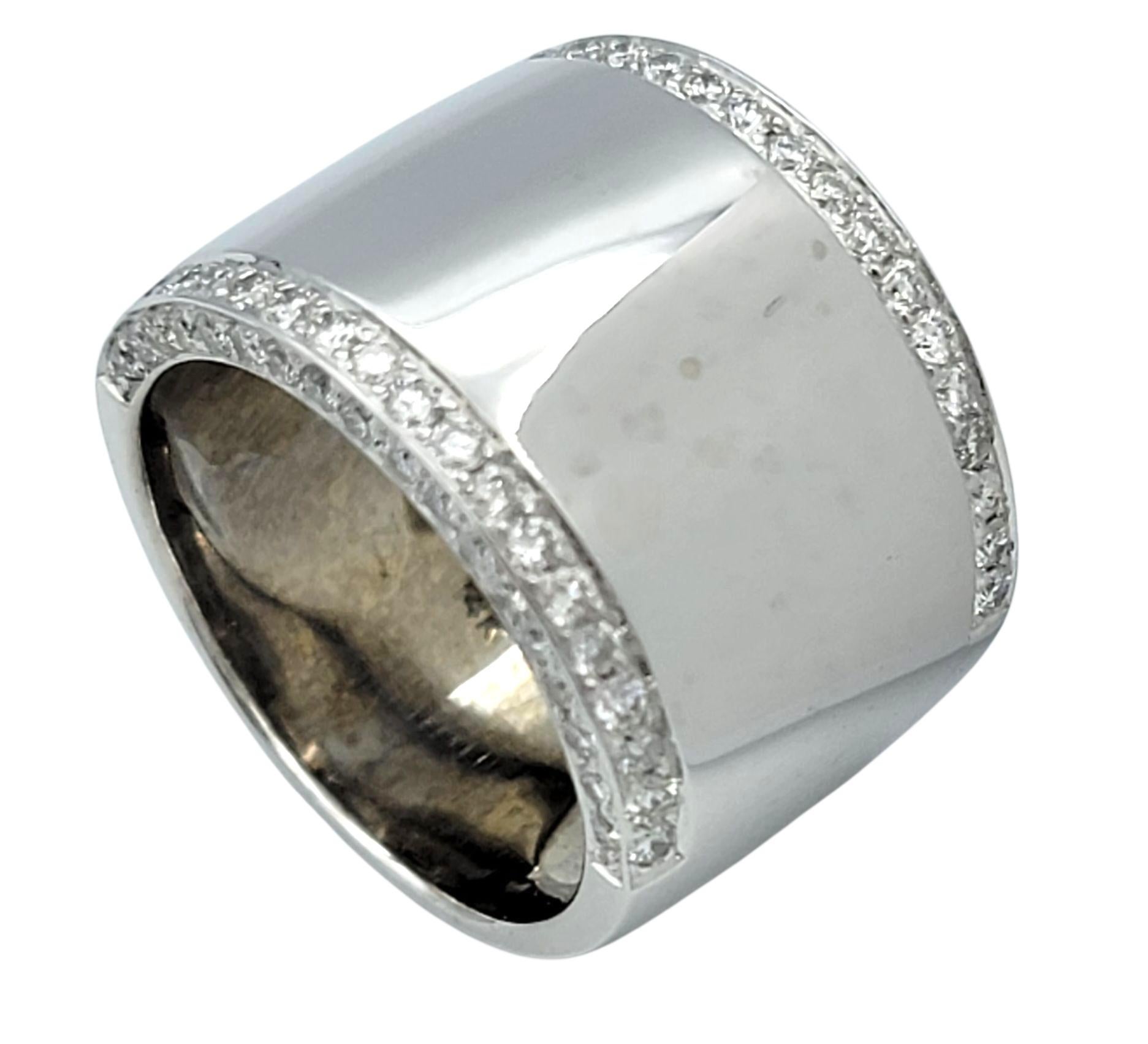 Contemporaneo Anello a fascia larga con diamante Pavé e bordo a sigaro in oro bianco lucido 14 carati in vendita