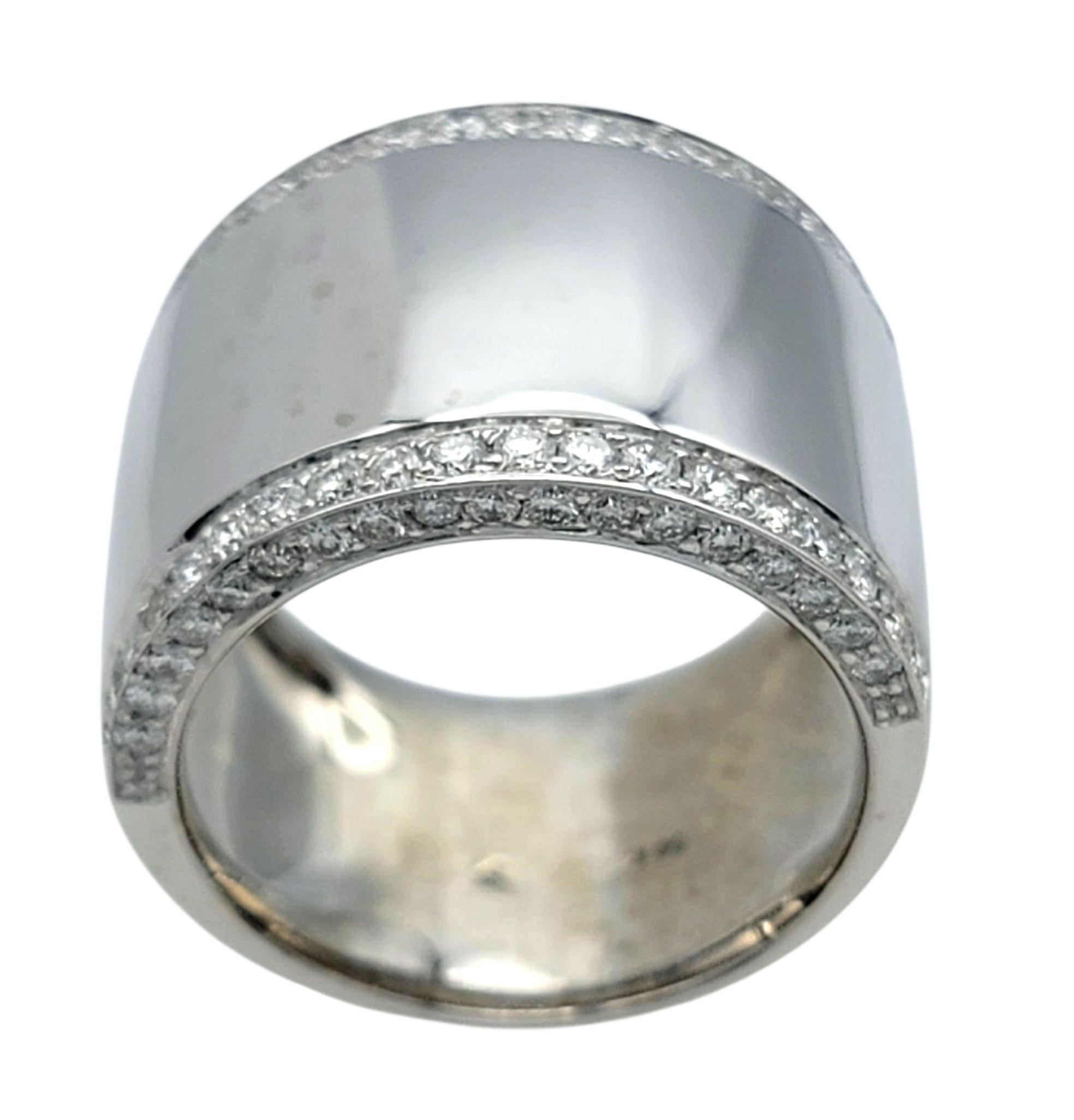 Taglio rotondo Anello a fascia larga con diamante Pavé e bordo a sigaro in oro bianco lucido 14 carati in vendita